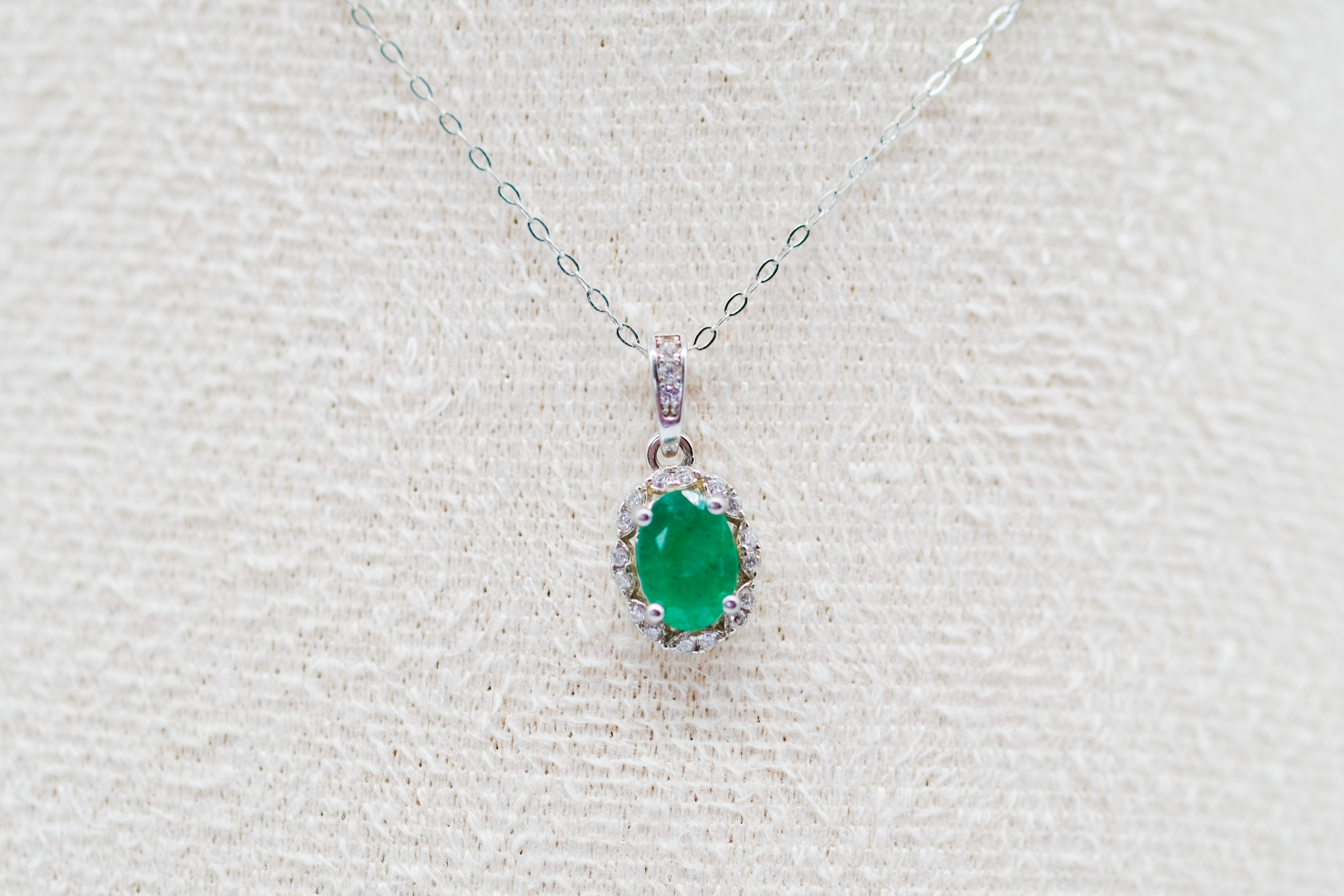 Colgante sencillo con esmeralda