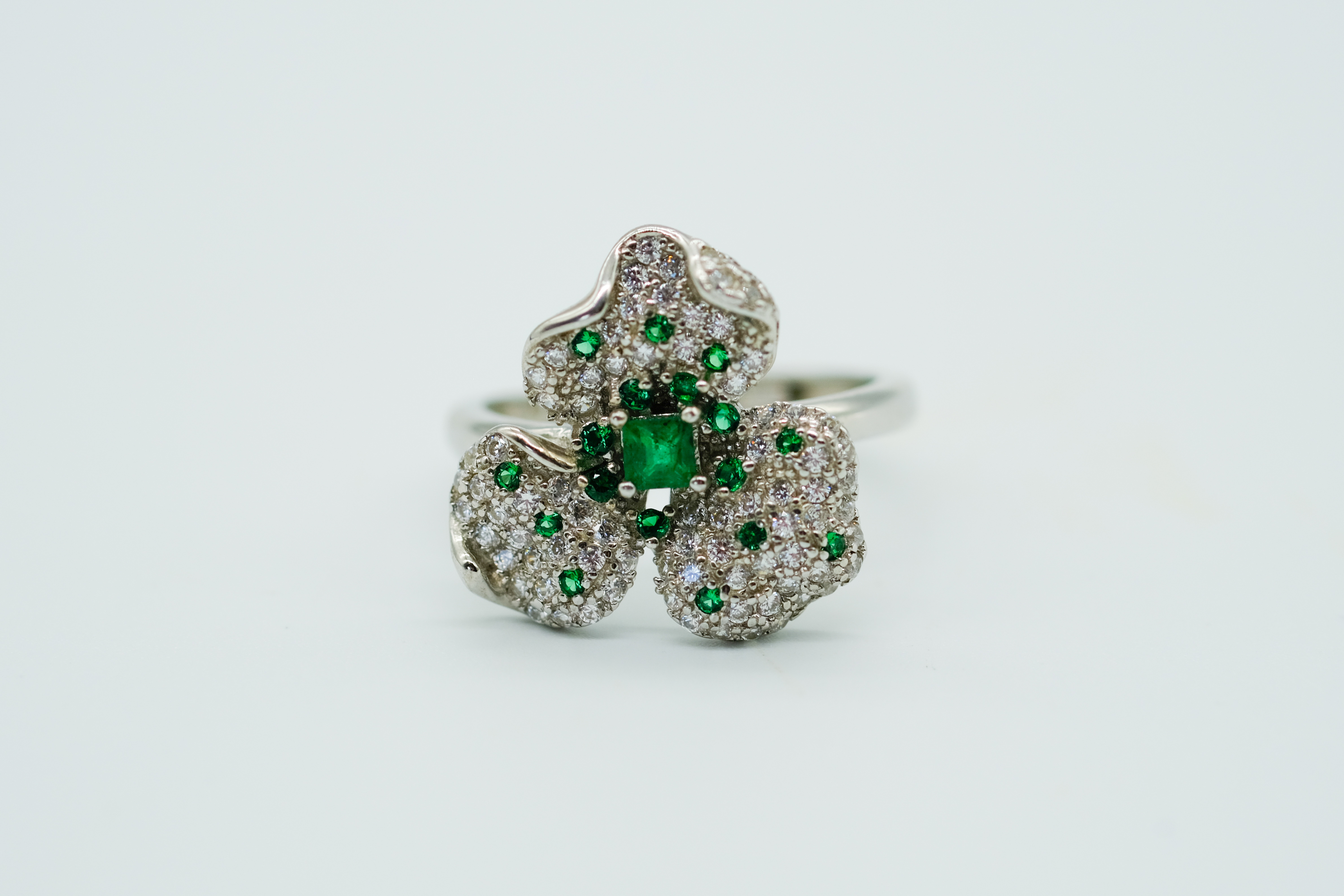 Anillo con esmeralda