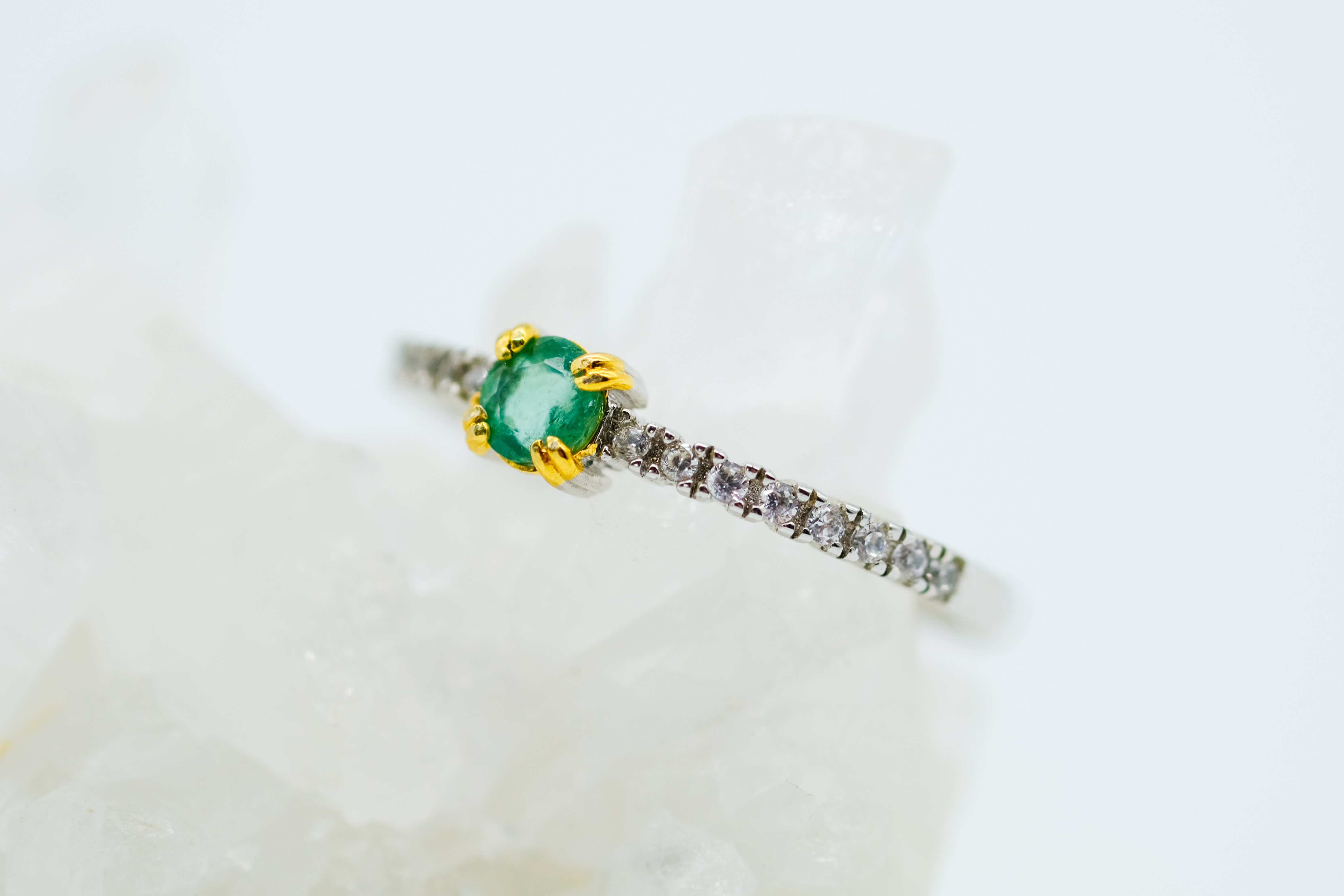 Anillo sencillo con esmeralda