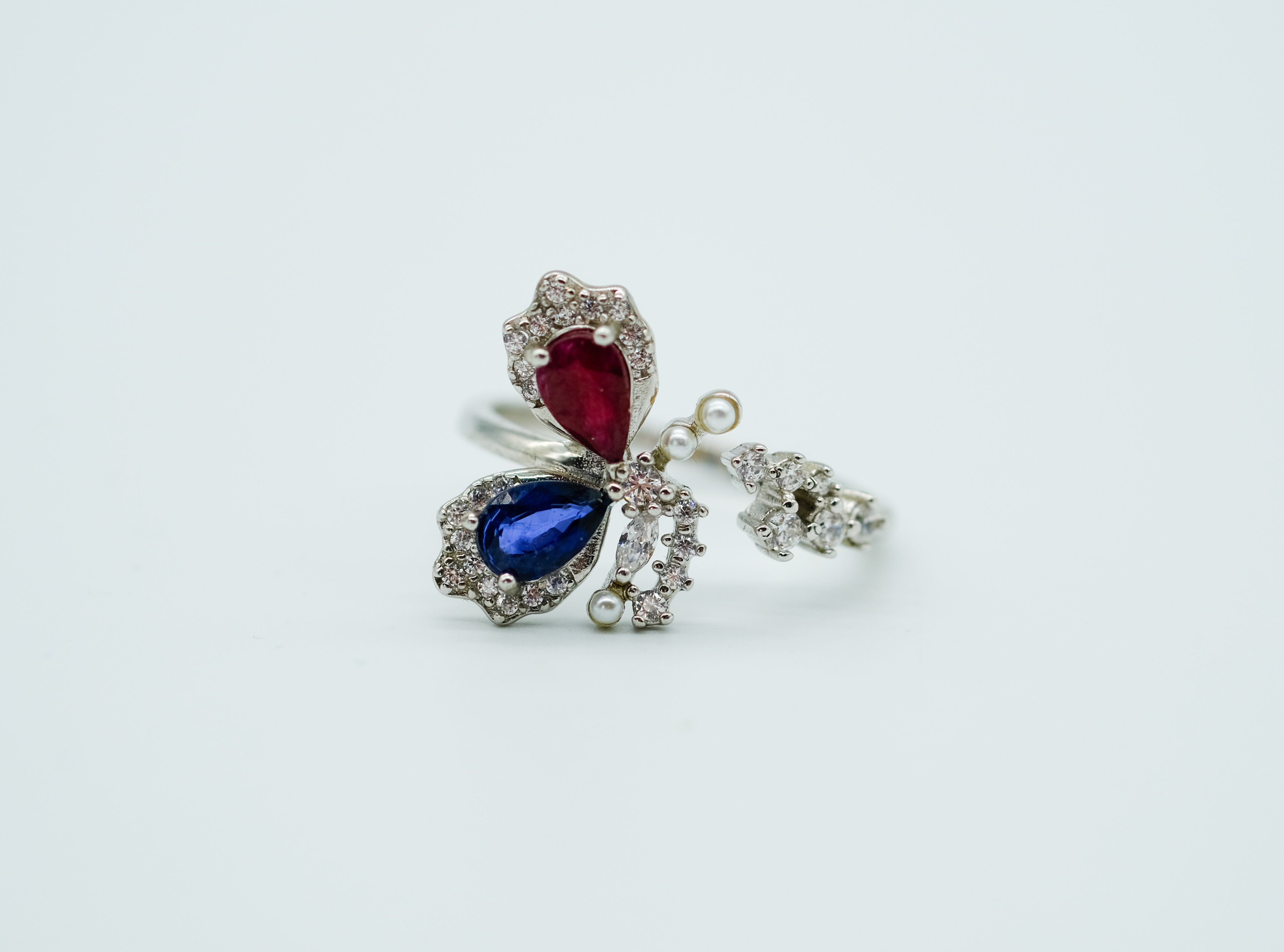 Anillo con rubí y zafiro