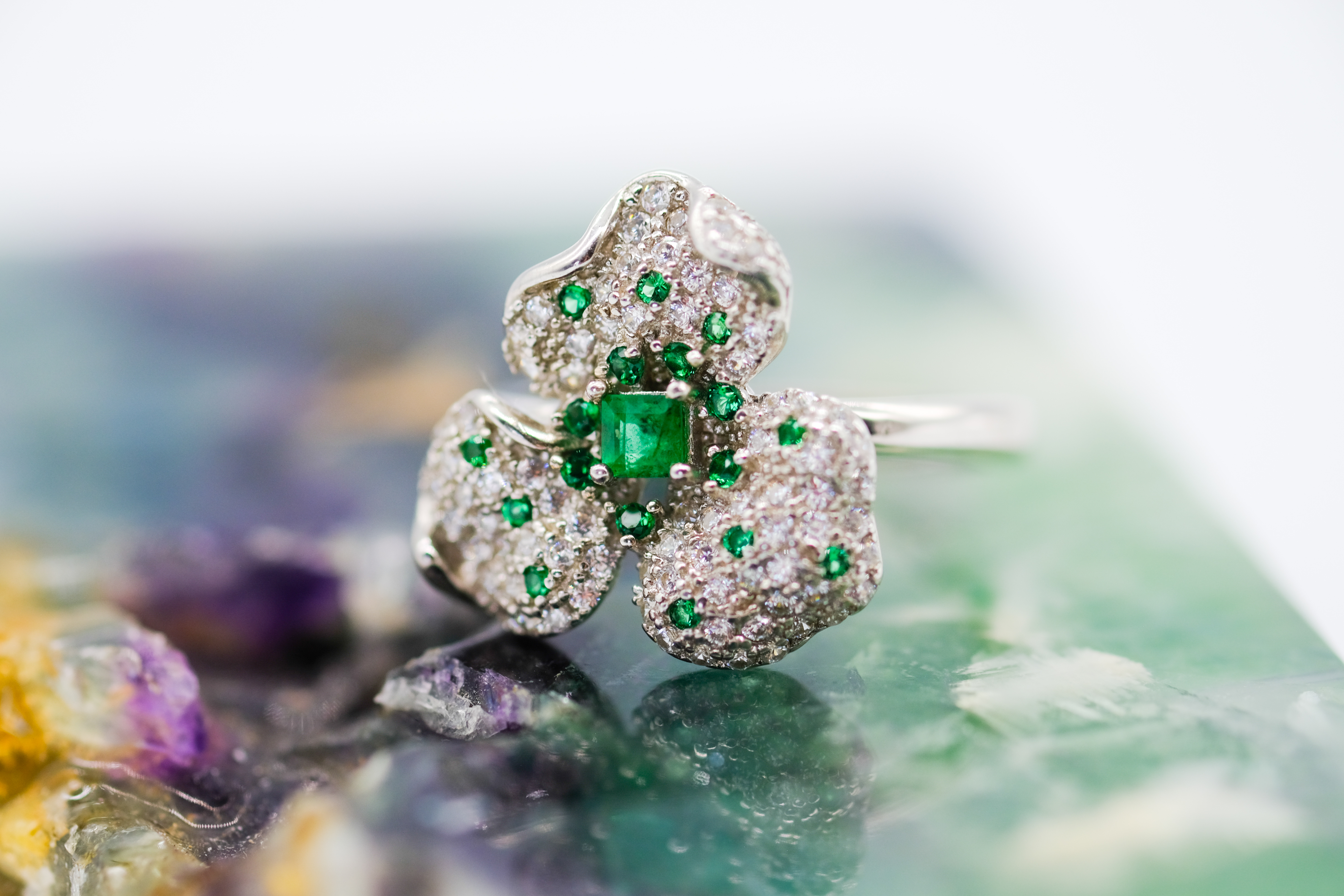 Anillo con esmeralda