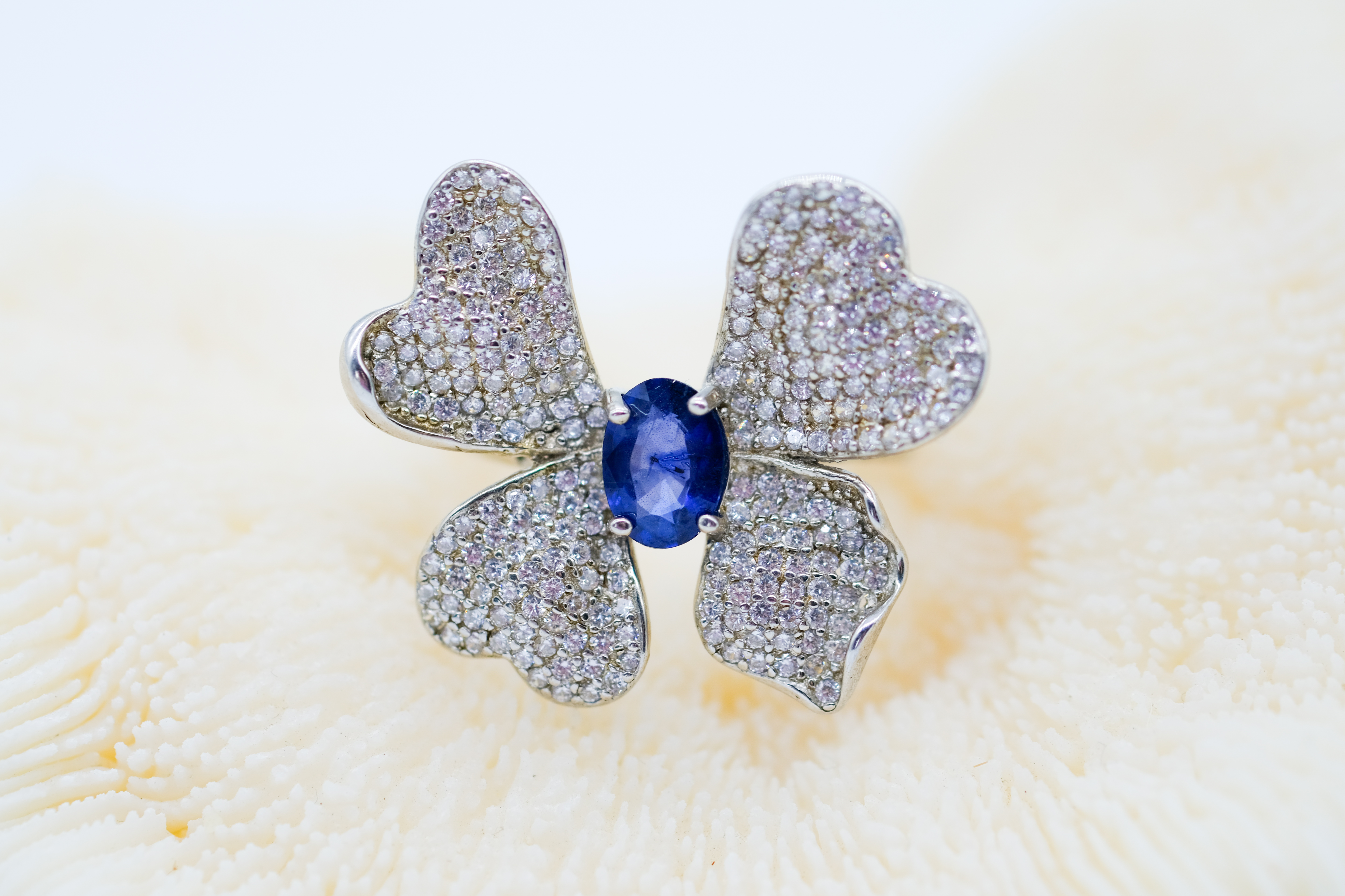 Anillo mariposa con zafiro azul