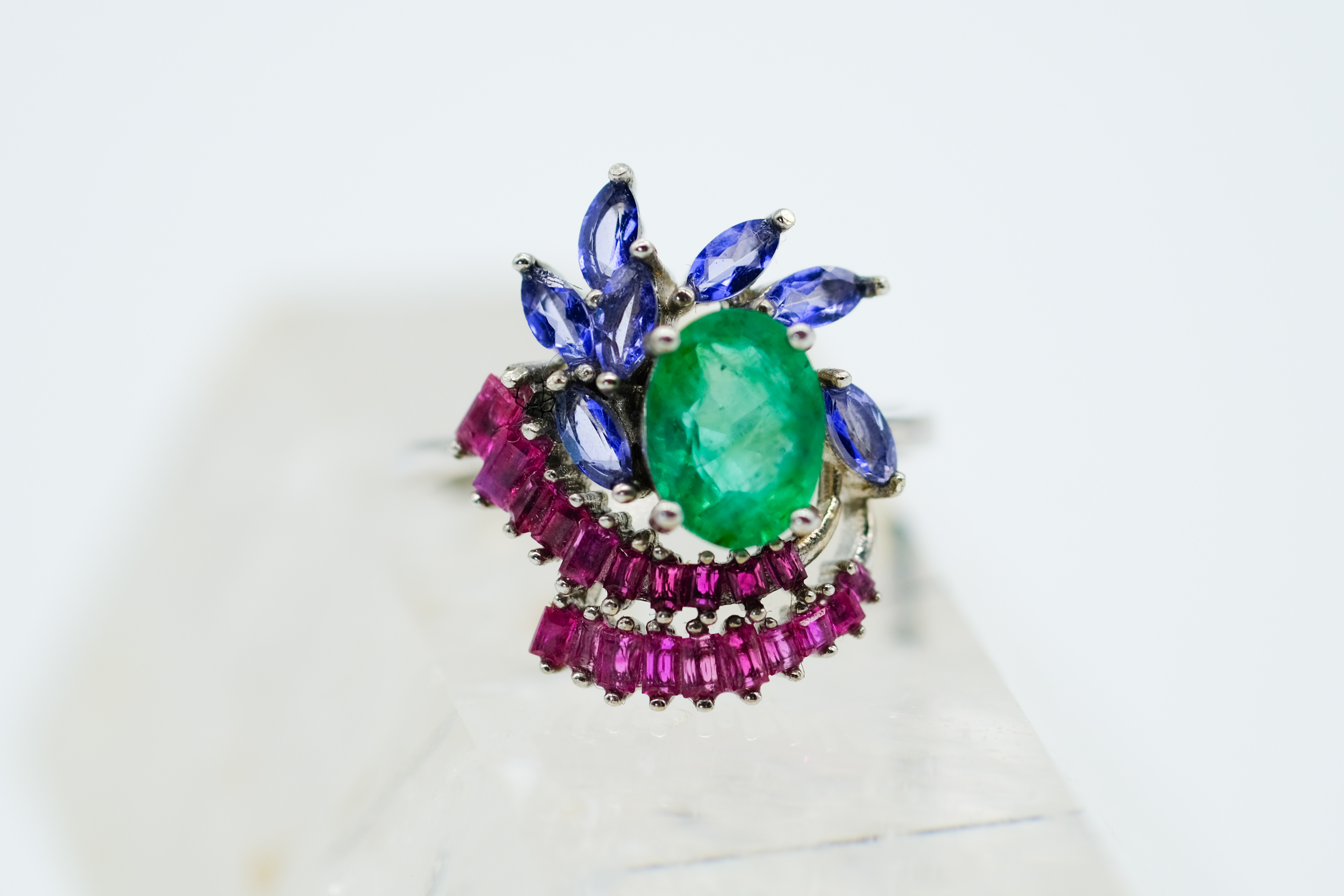 Anillo con gran esmeralda