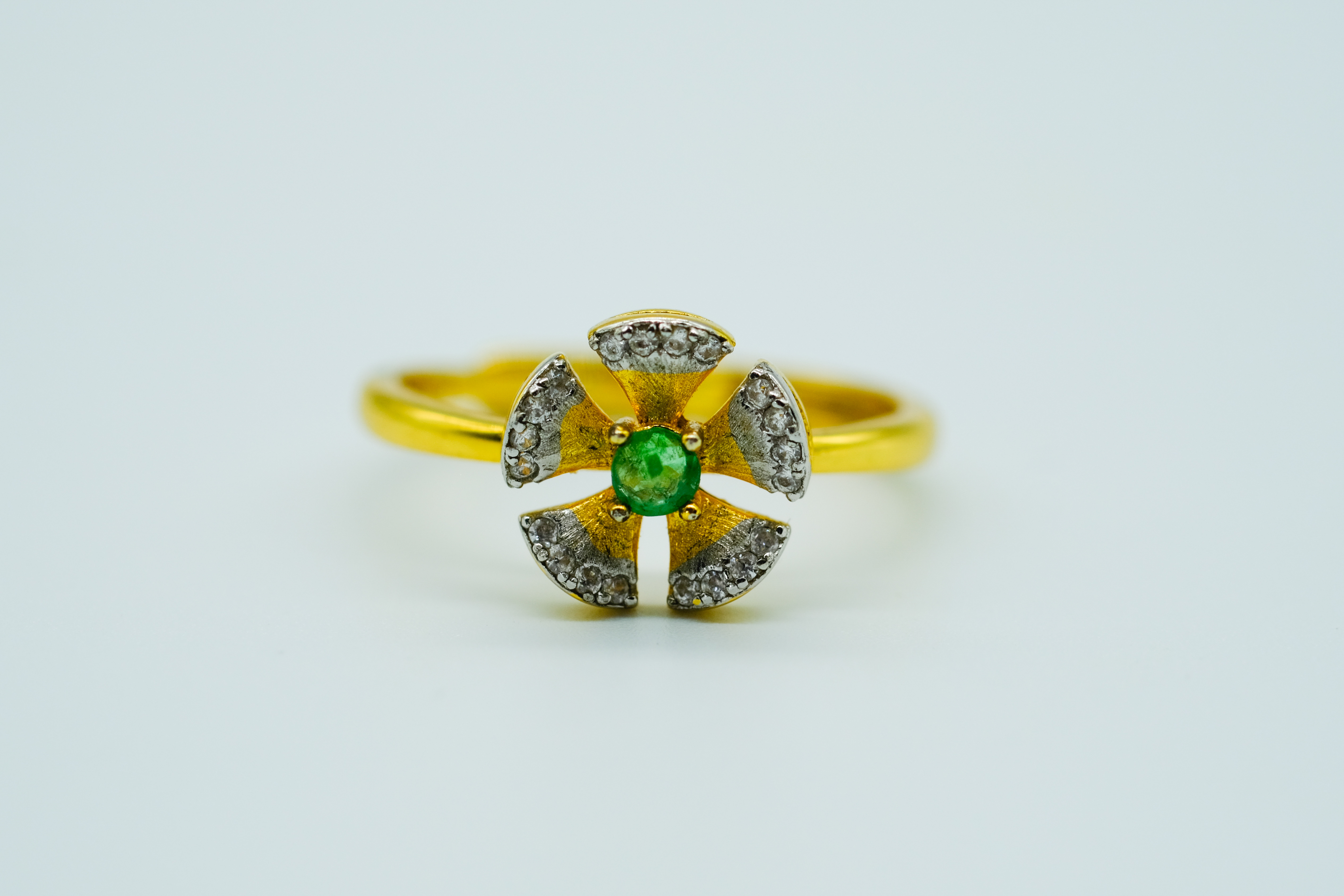 Anillo con esmeralda