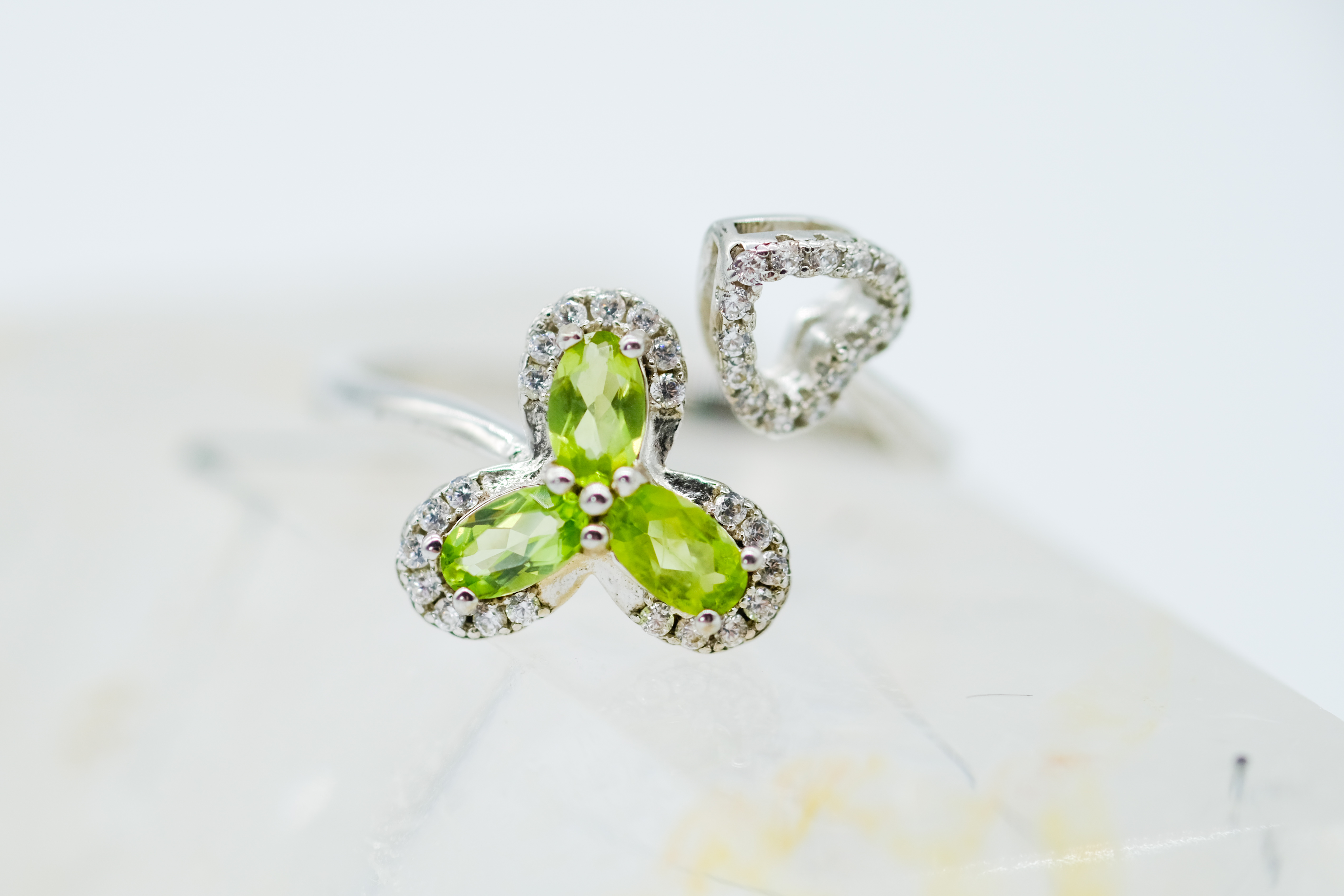 Anillo abierto con peridotos