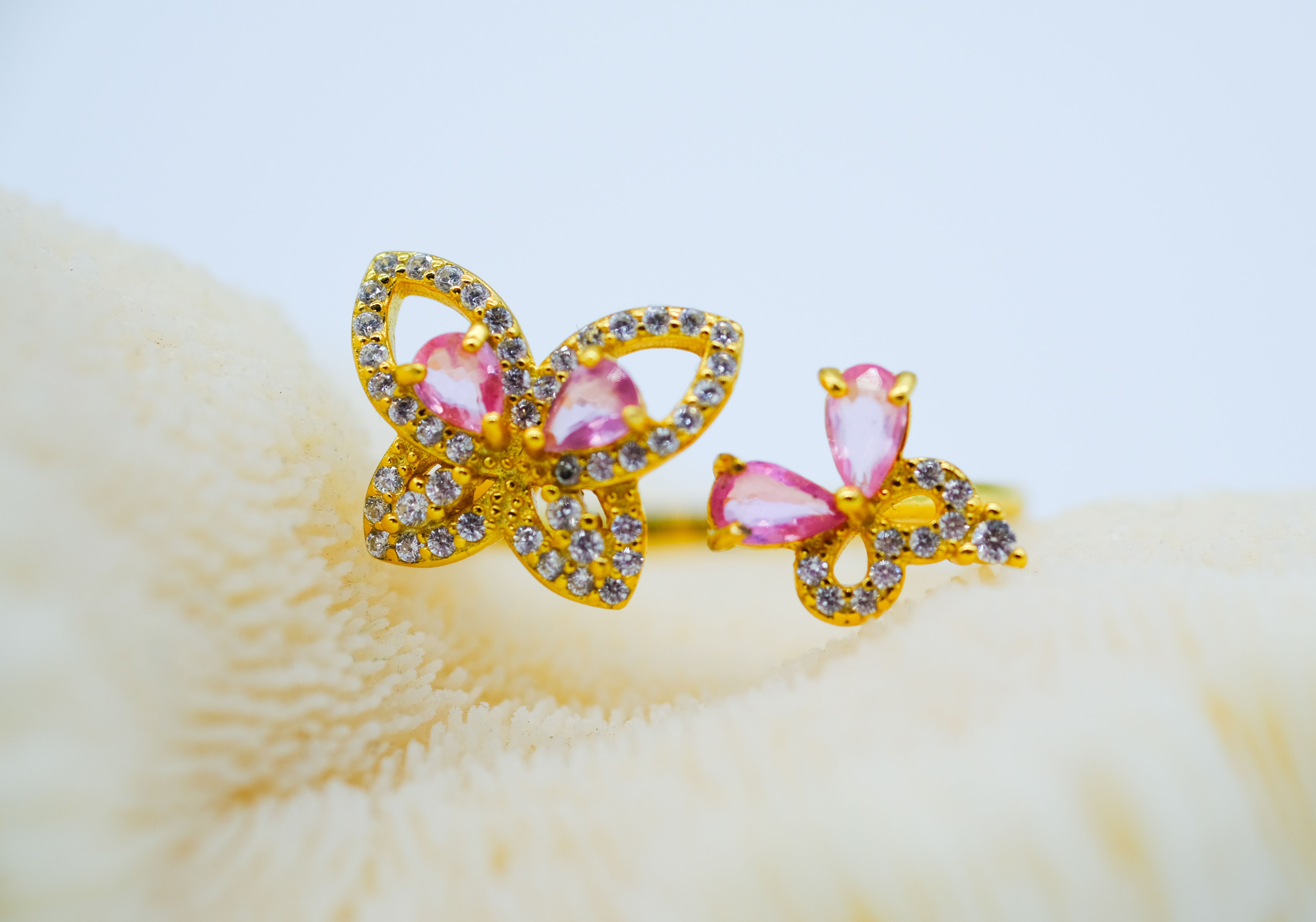 Anillo con zafiros rosas