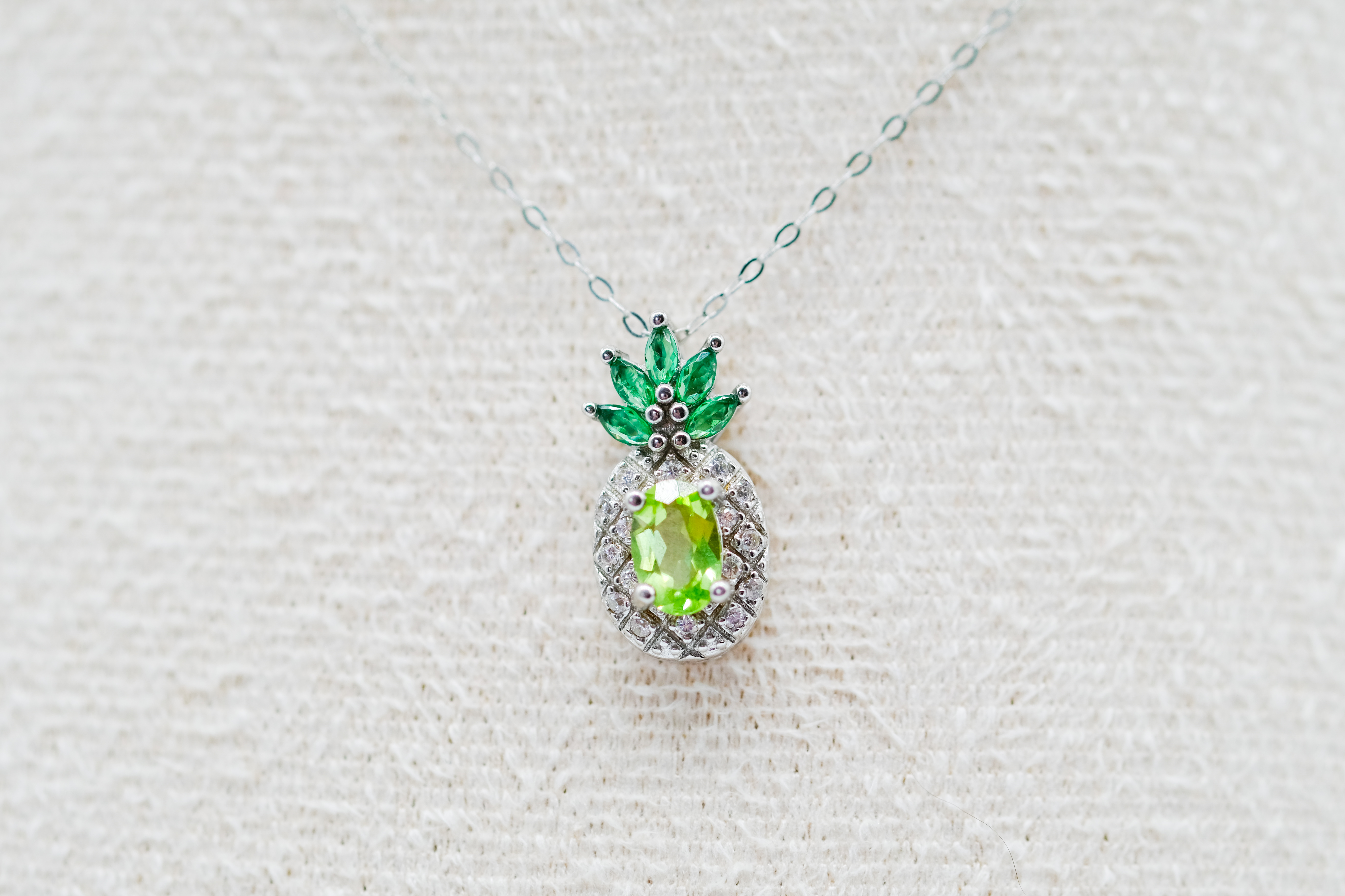 Colgante piña con peridoto