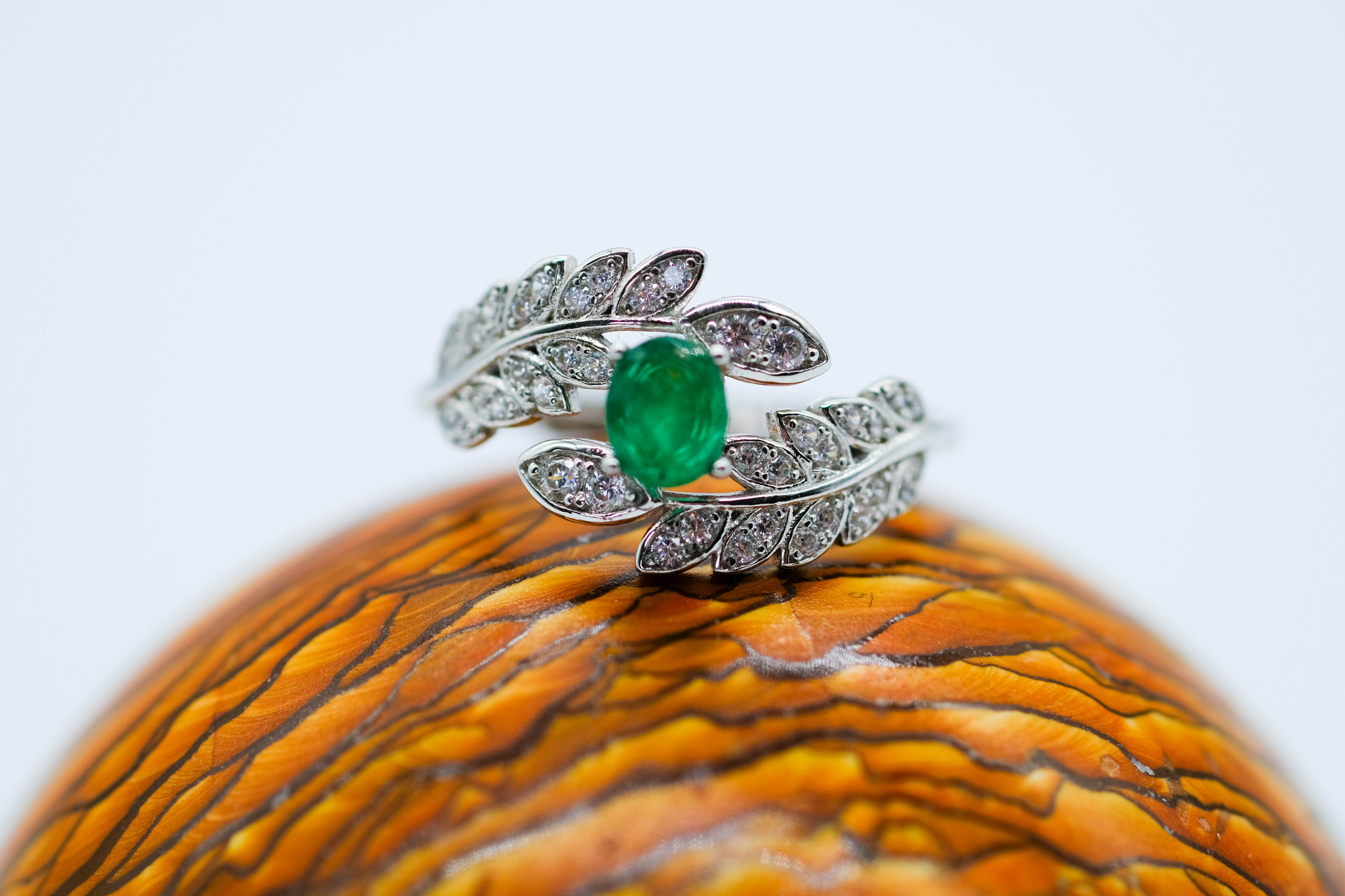 Anillo de laurel con esmeralda