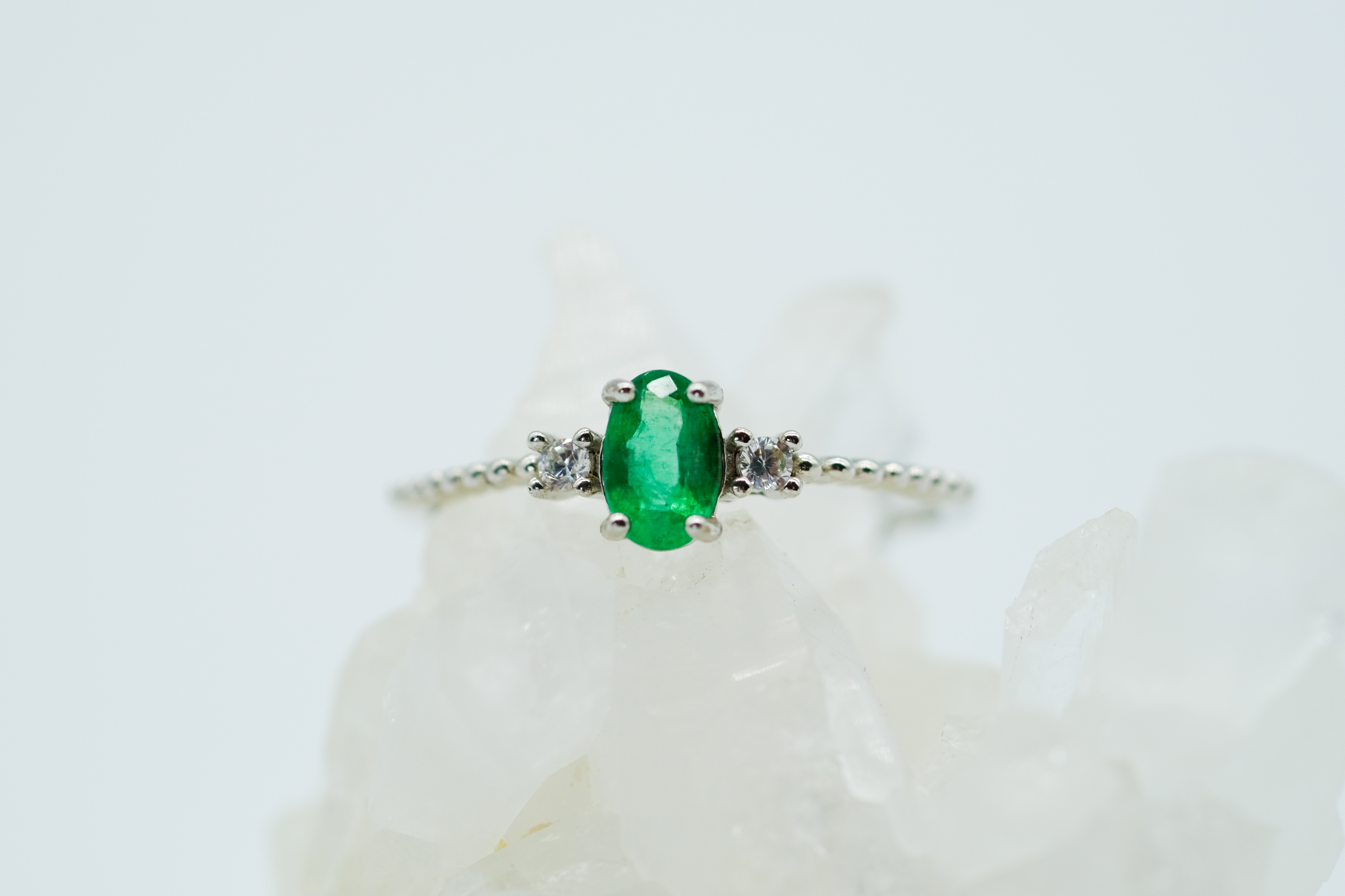 Sencillo anillo con esmeralda