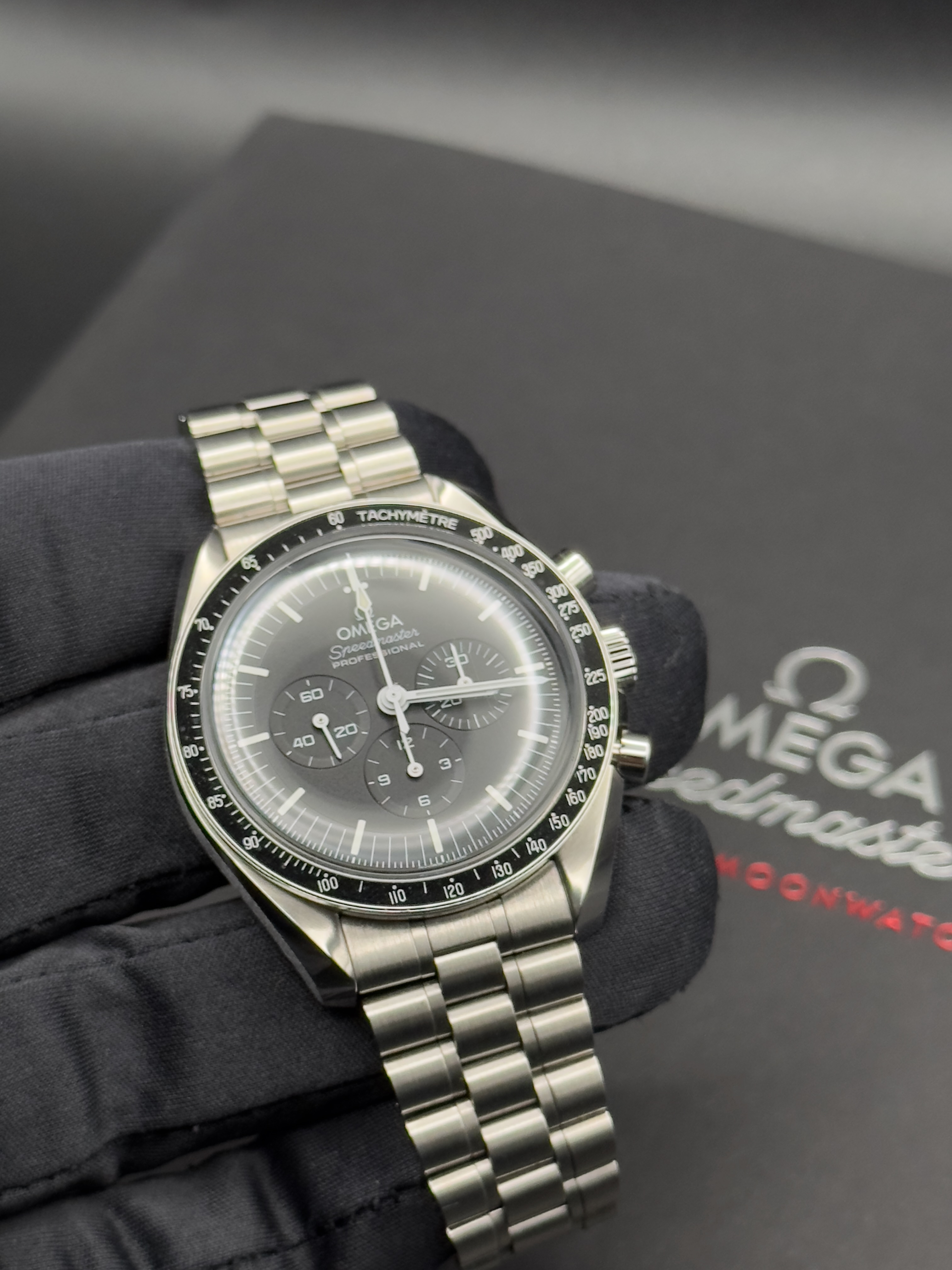 Omega Speedmaster Professional Moonwatch – Hesalite Crystal | Ref. 310.30.42.50.01.001