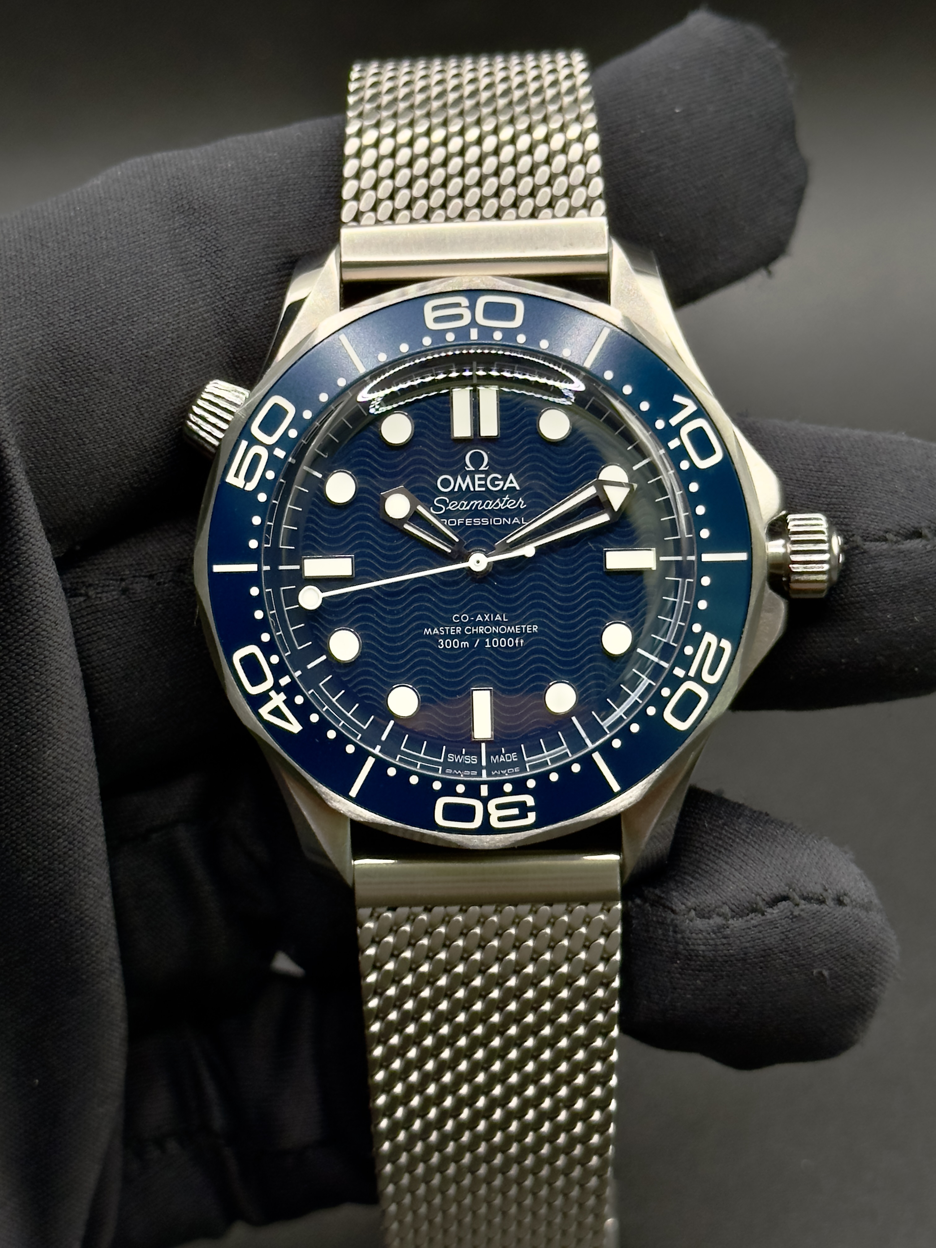 Omega James Bond Seamaster Diver 300M Co-Axial Master Chronometer 42mm – Blue Wave Dial