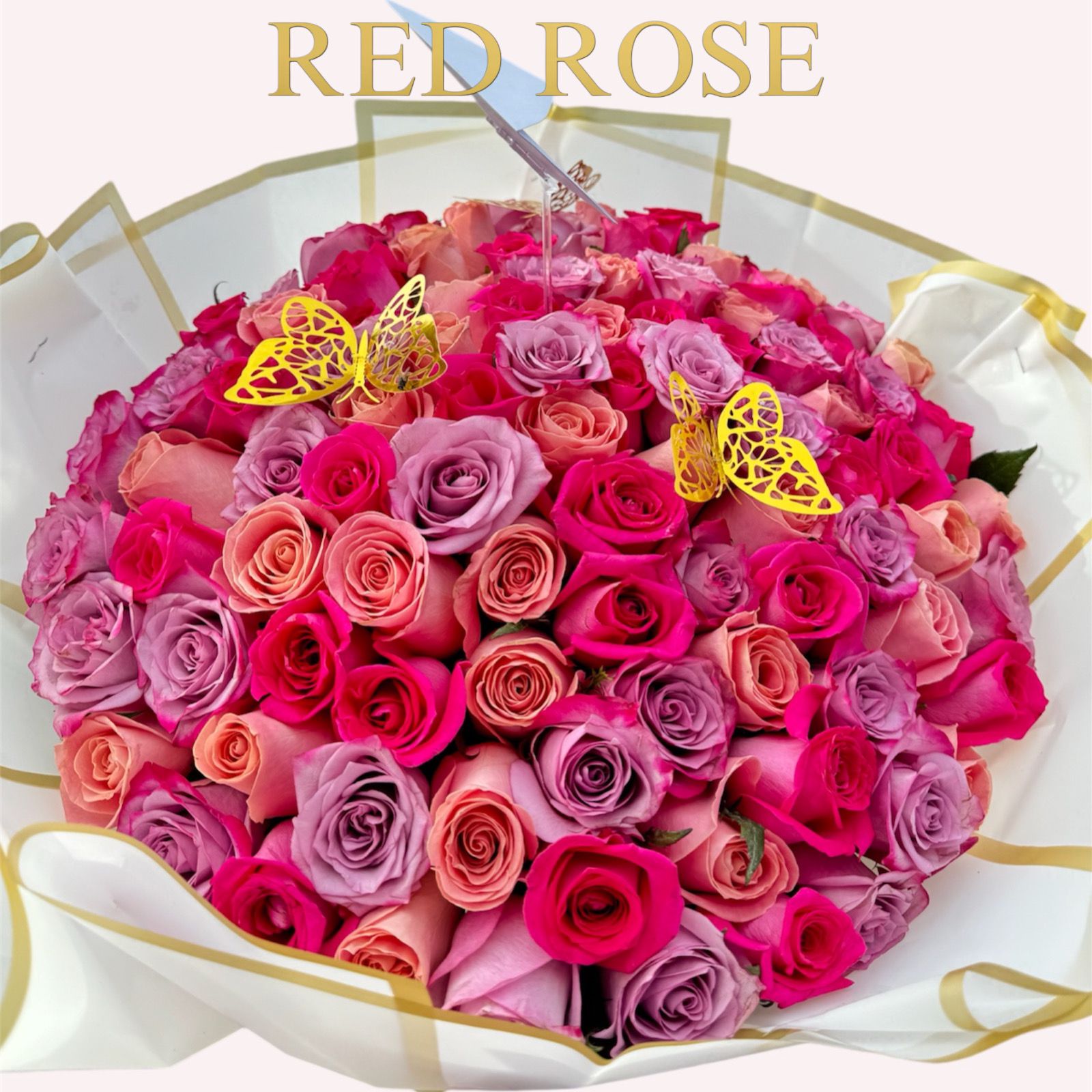 100 Rosas mixtas y 2 mariposas doradas