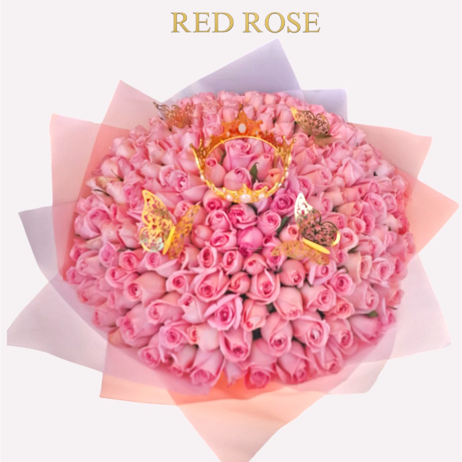 Super ramo Buchón Mix de 200 rosas rositas con una corona grande y cuatro mariposas doradas