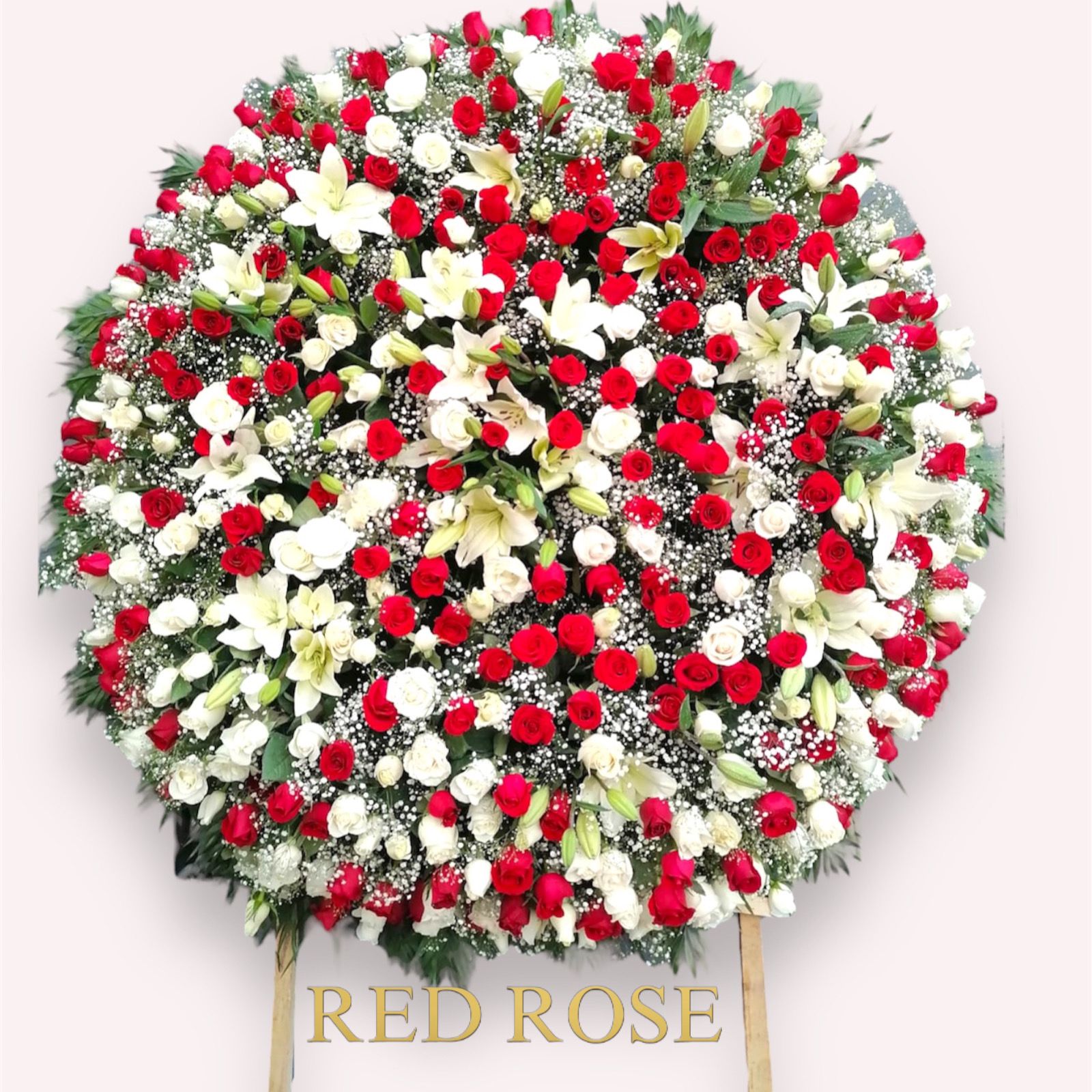 Corona inmensa de 350 Rosas en colores rojos y blancos con nube entremetidos, Lilis, entre otras Flores.
