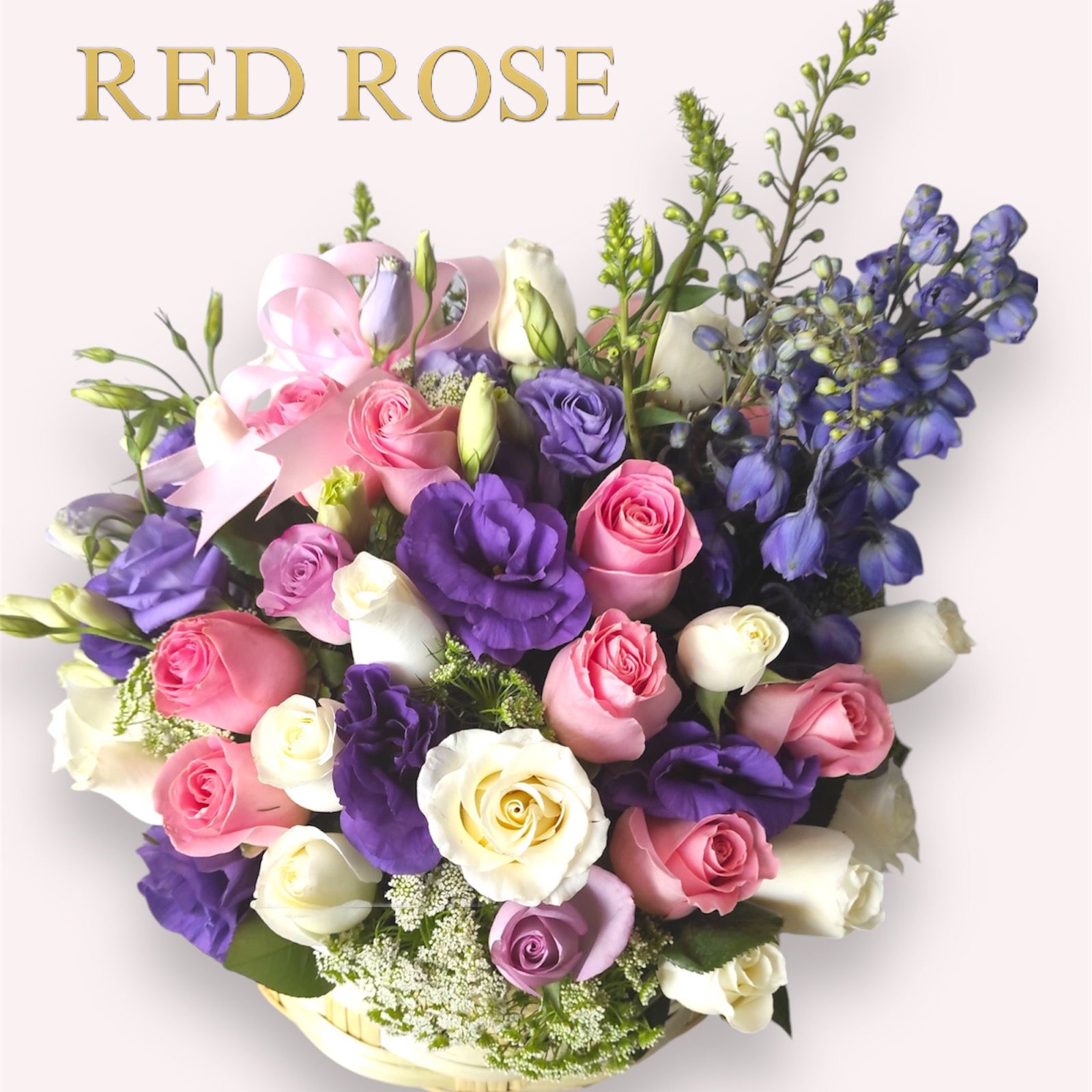 Súper arreglo en canasta con la flor de calidad, flores de rosas, licianthus y delfinio morados.