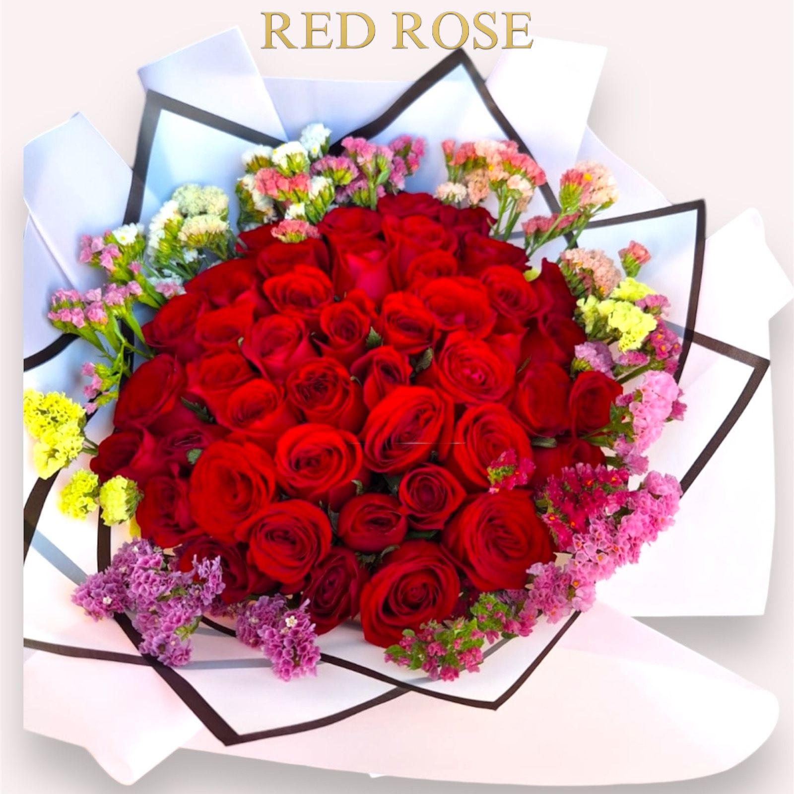Ramo hecho por 50 rosas rojas y Leticia alrededor