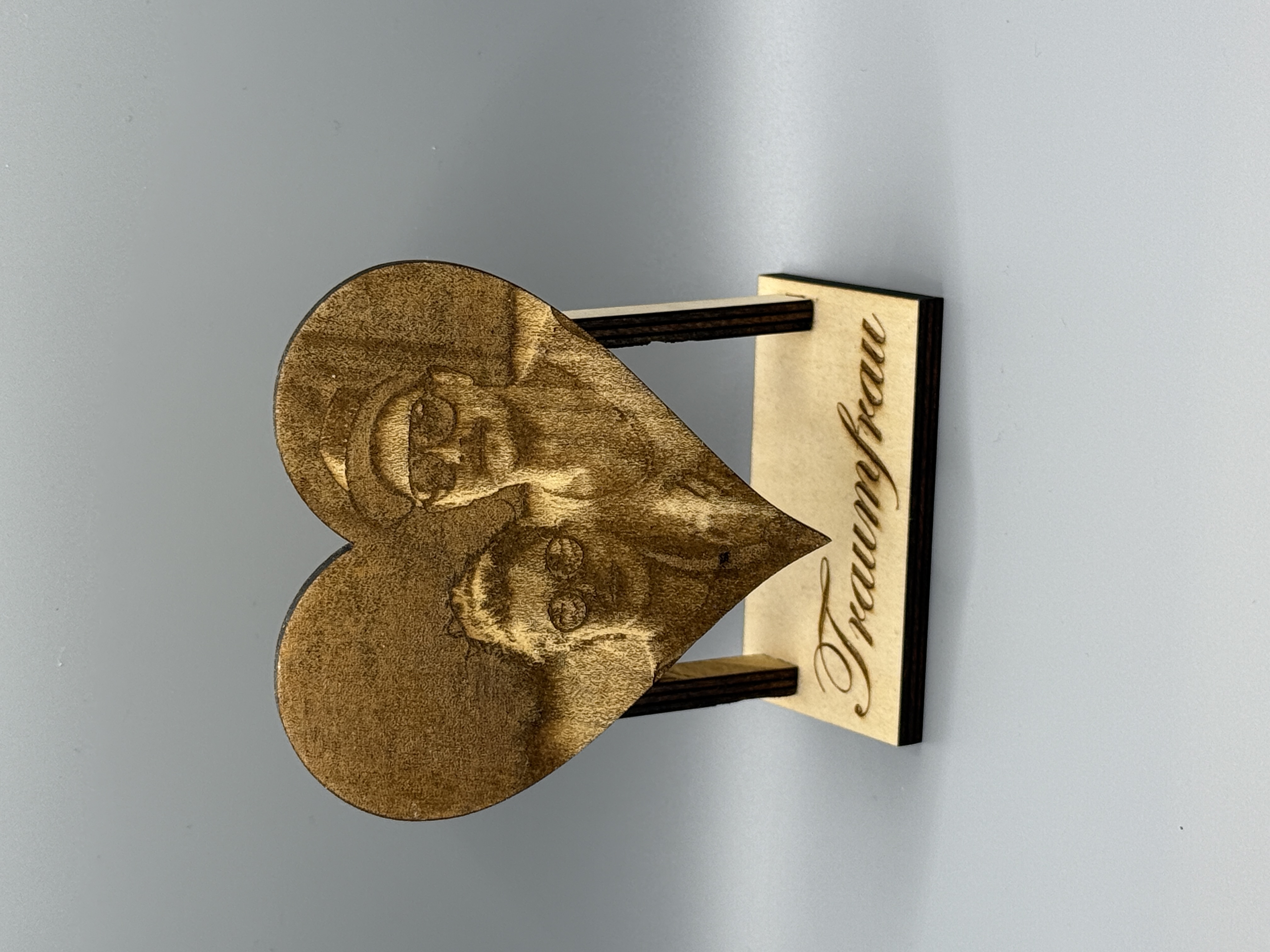 Individuell lasergeschnittenes Herz mit Aufsteller und Gravur