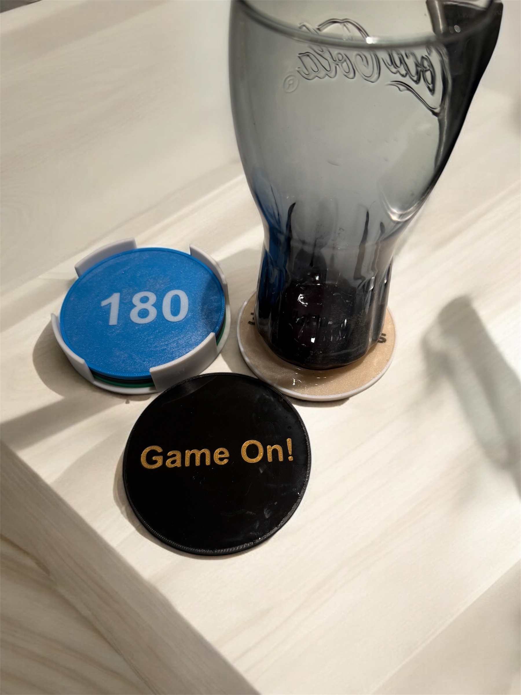 Individuell gestaltete 3D-gedruckte Getränkeuntersetzer mit Wunschaufschrift, veredelt mit Epoxidharz