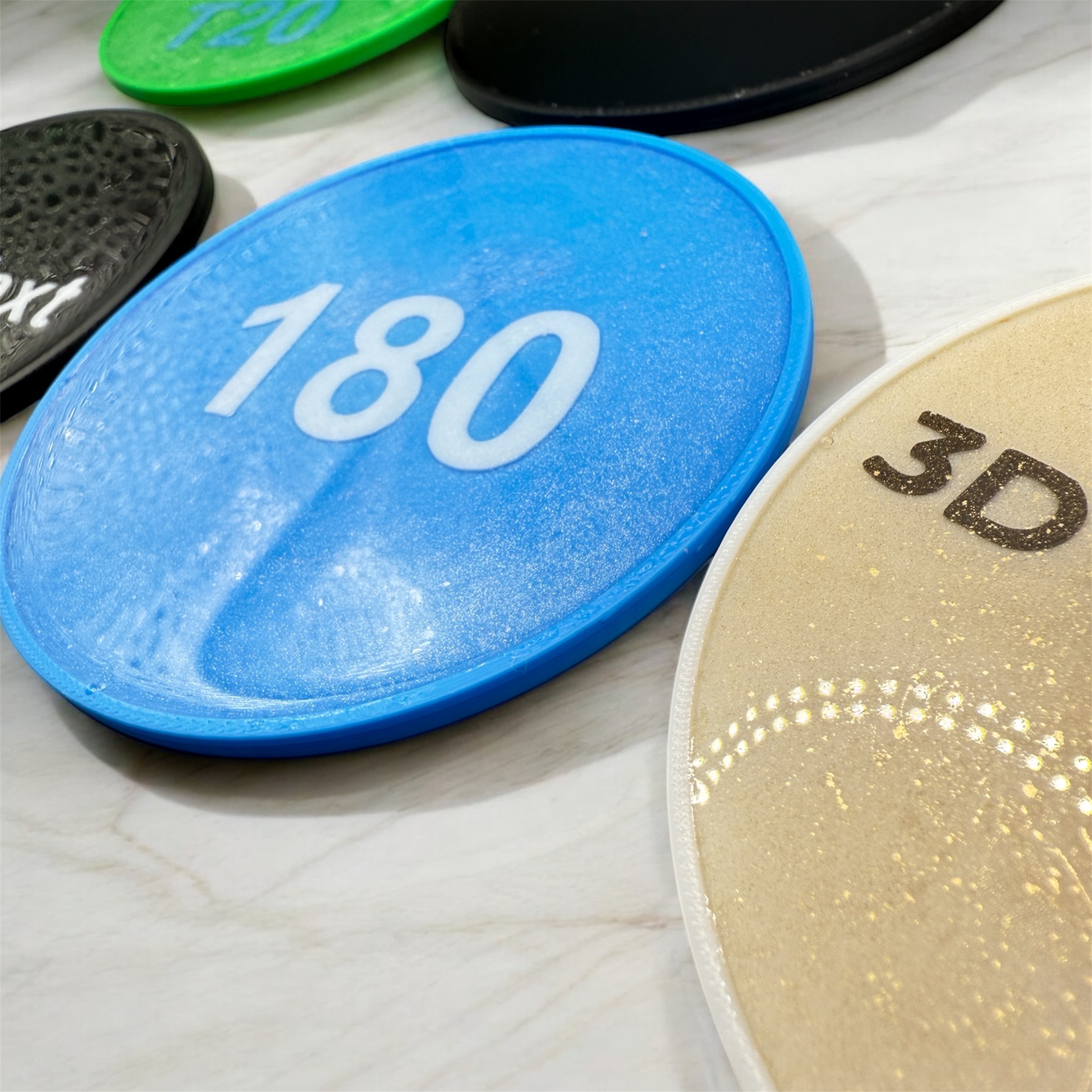 Individuell gestaltete 3D-gedruckte Getränkeuntersetzer mit Wunschaufschrift, veredelt mit Epoxidharz