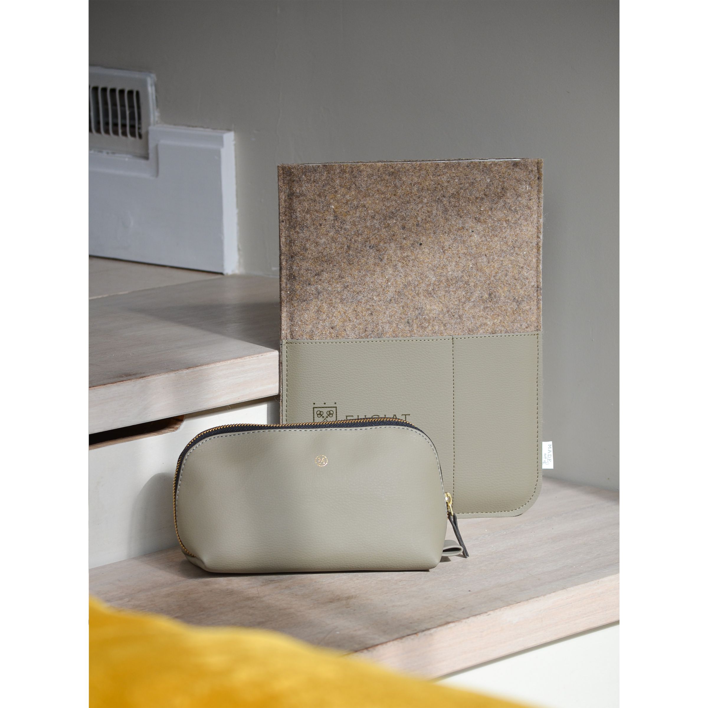 W462 Paprastas, tačiau stilingas 16 colių nešiojamojo kompiuterio dėklas, pagamintas iš perdirbto vilnos veltinio ir veganiškos odos.