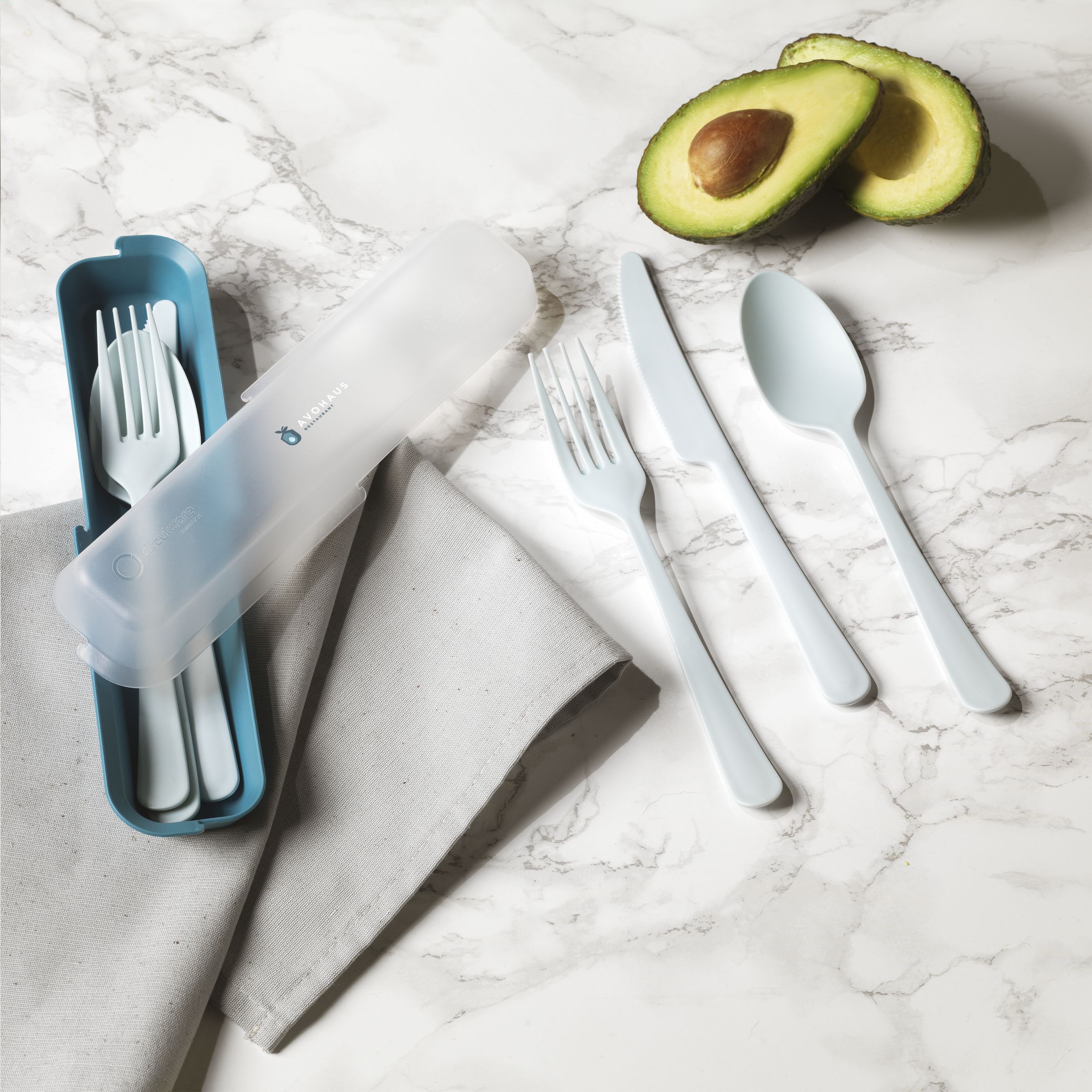 2128 Šešių dalių daugkartinio naudojimo plastiko stalo įrankių rinkinys iš „Circulware“ prekės ženklo.