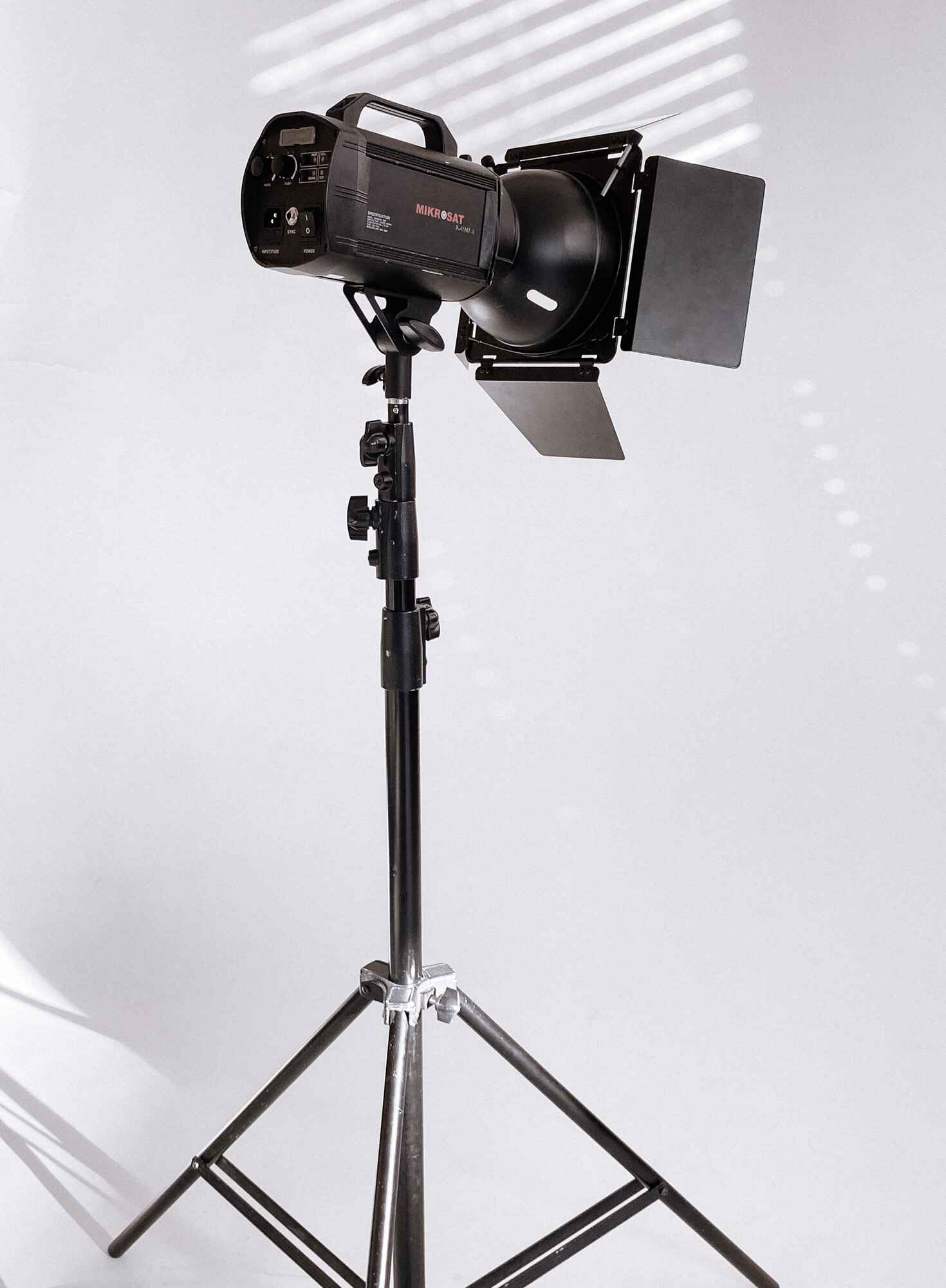 Reflektor mit Lichtklappen, Diffusor, Wabengitter und verschiedene farbige Filtern.
