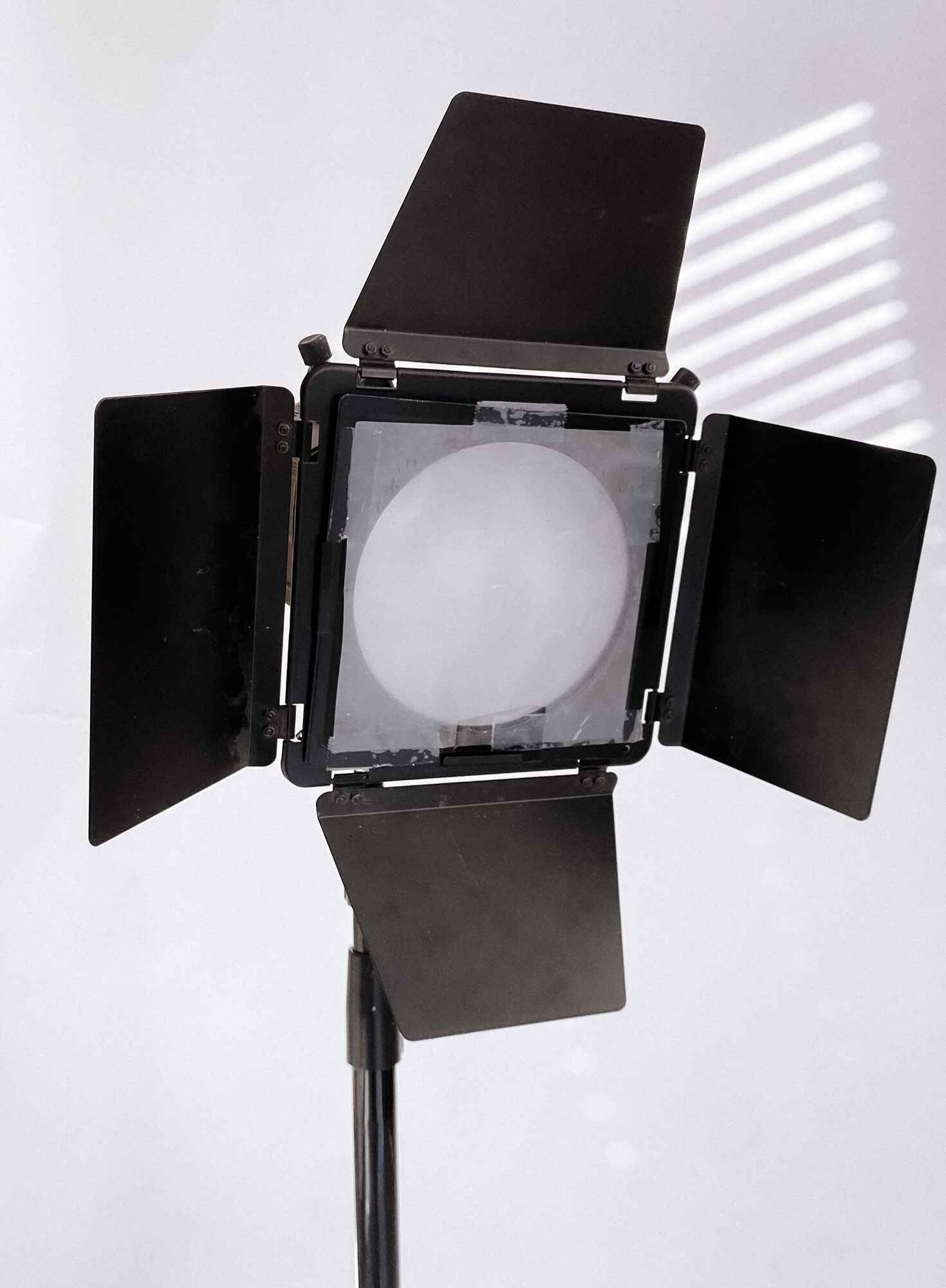 Reflektor mit Lichtklappen, Diffusor, Wabengitter und verschiedene farbige Filtern.