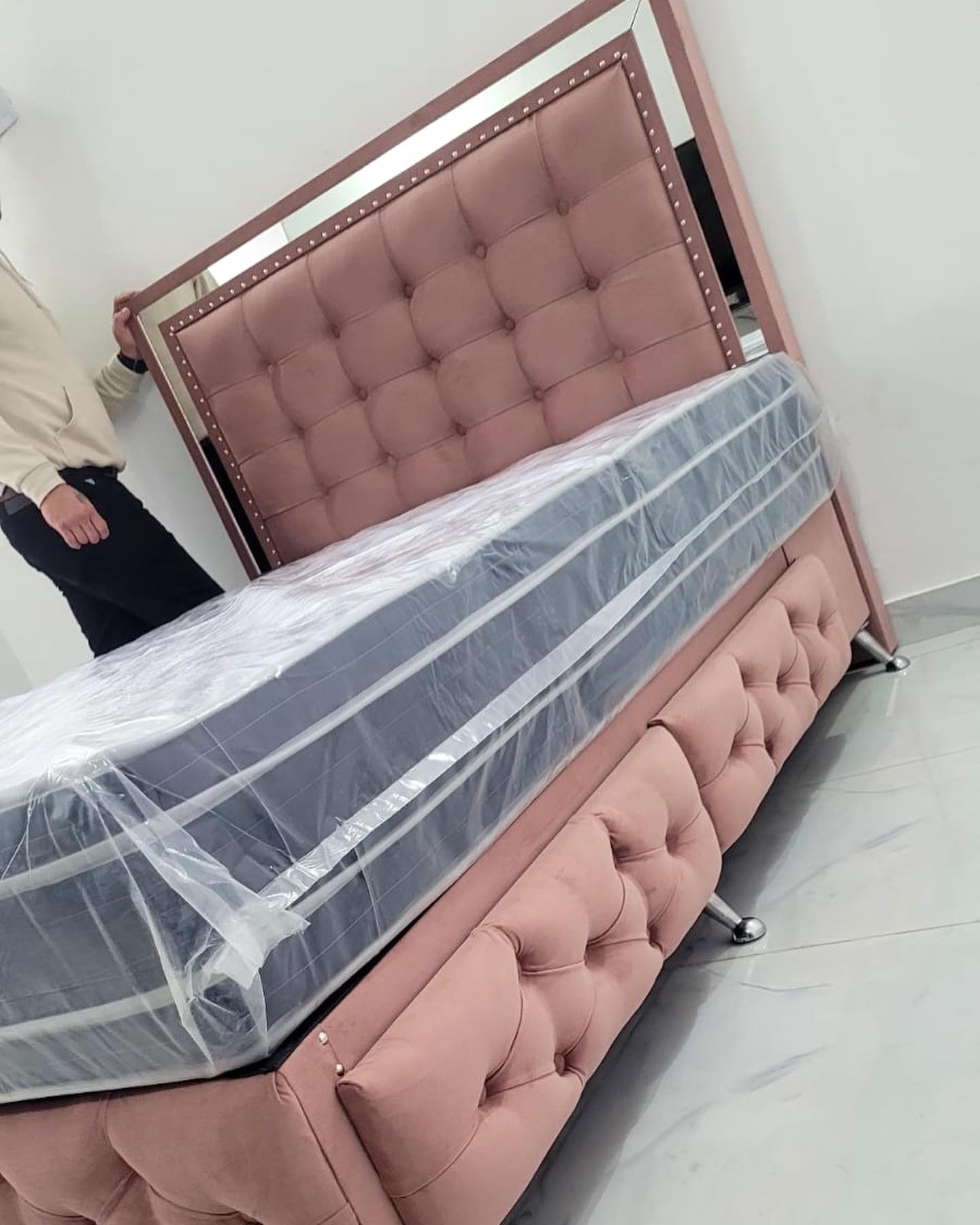 Base CAPITONE CON CAJONES