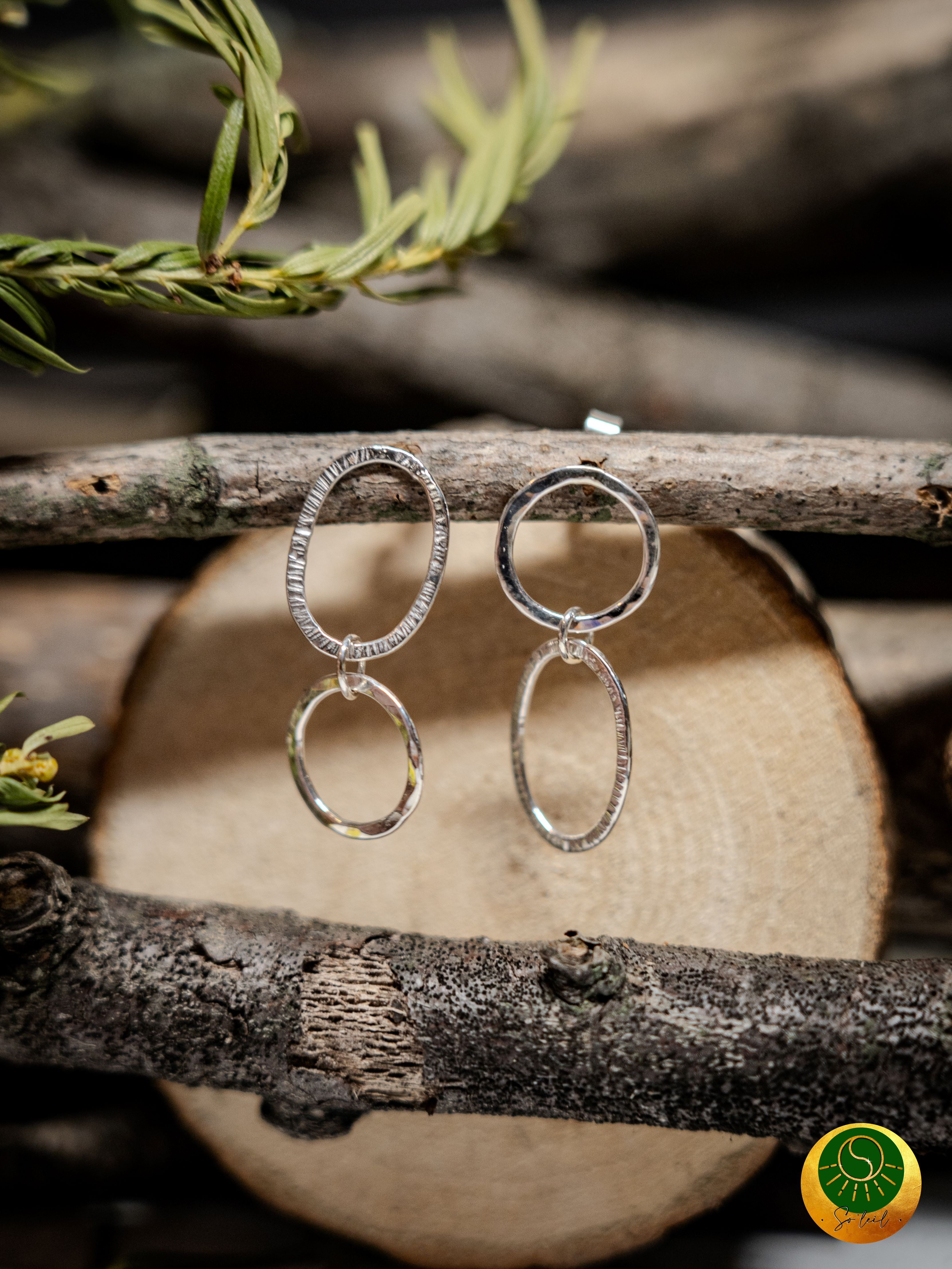 Boucles d'oreilles ciselées dépareillées