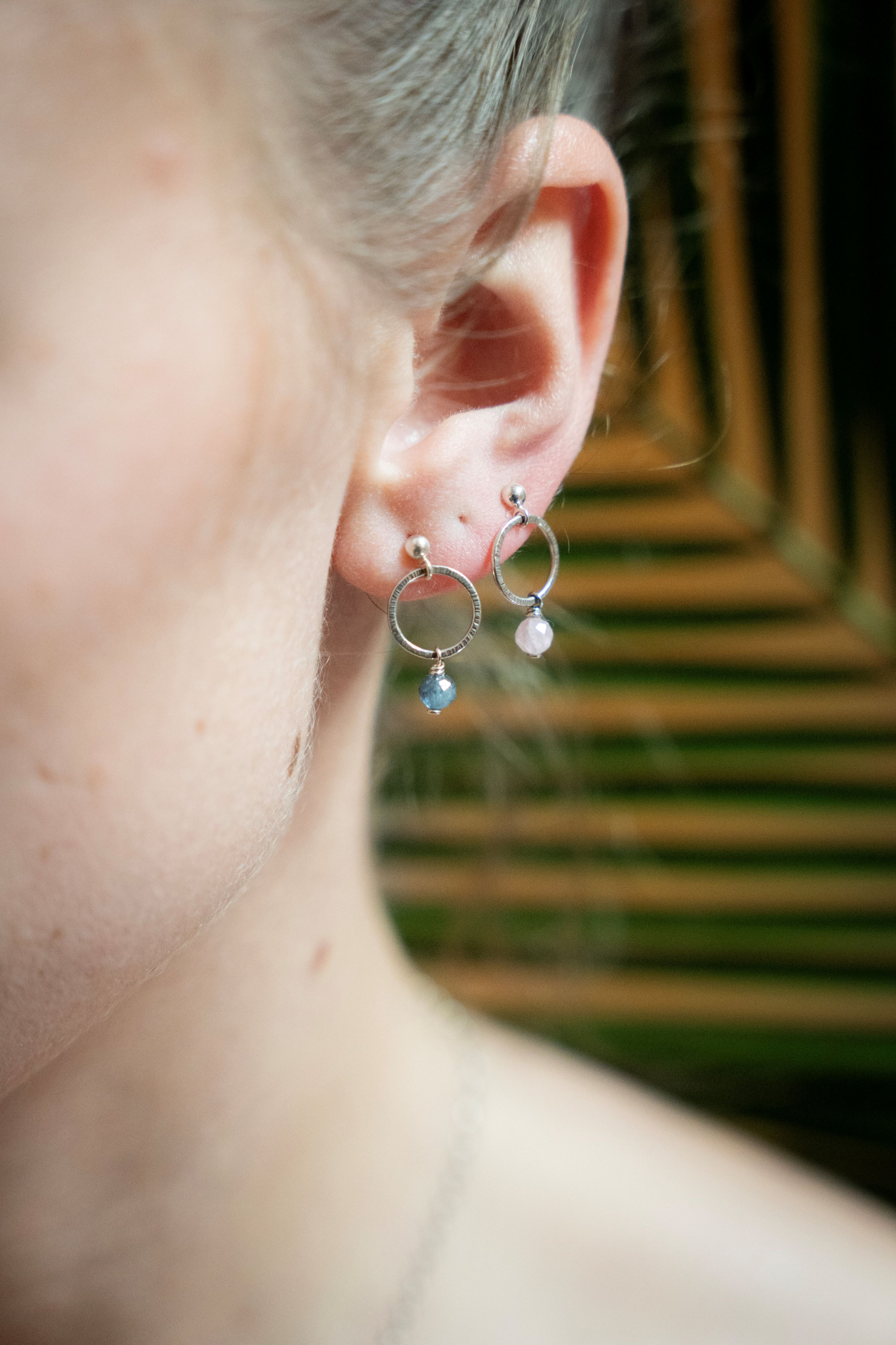 Boucles d'oreille dépareillées