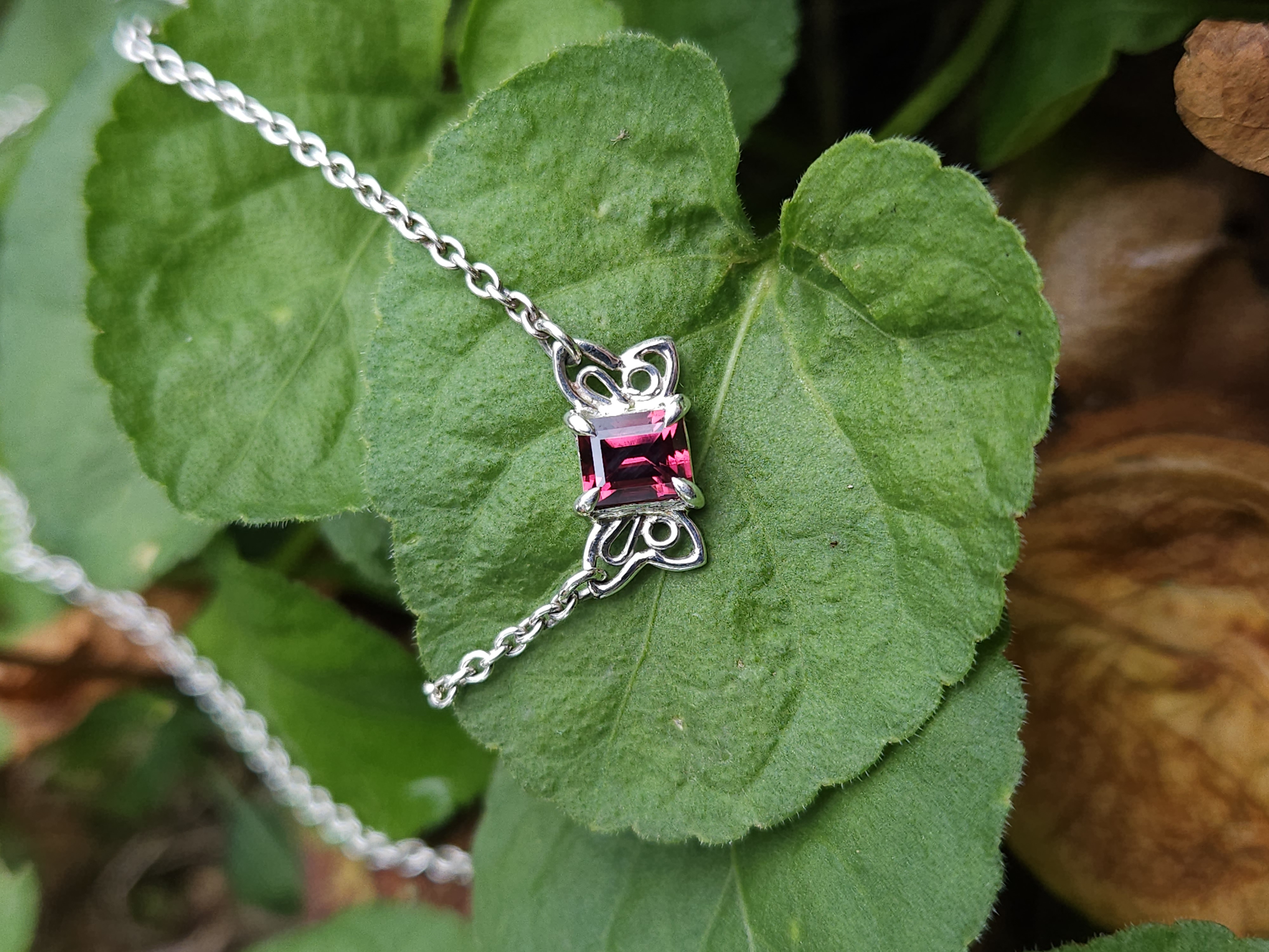Collier papillon Rhodolite