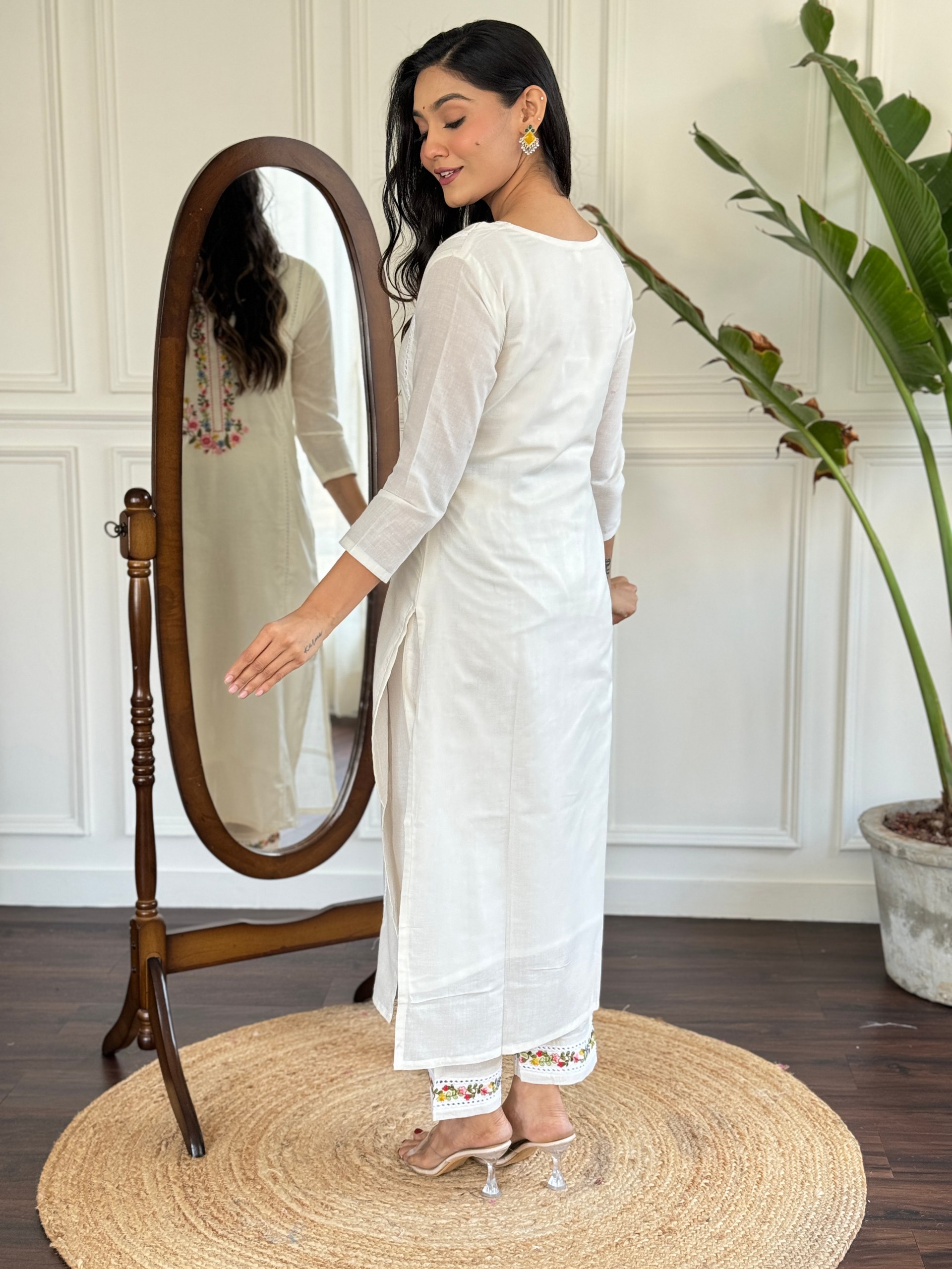 Make a stunning statement this Eid with this gorgeous white salwar kameez