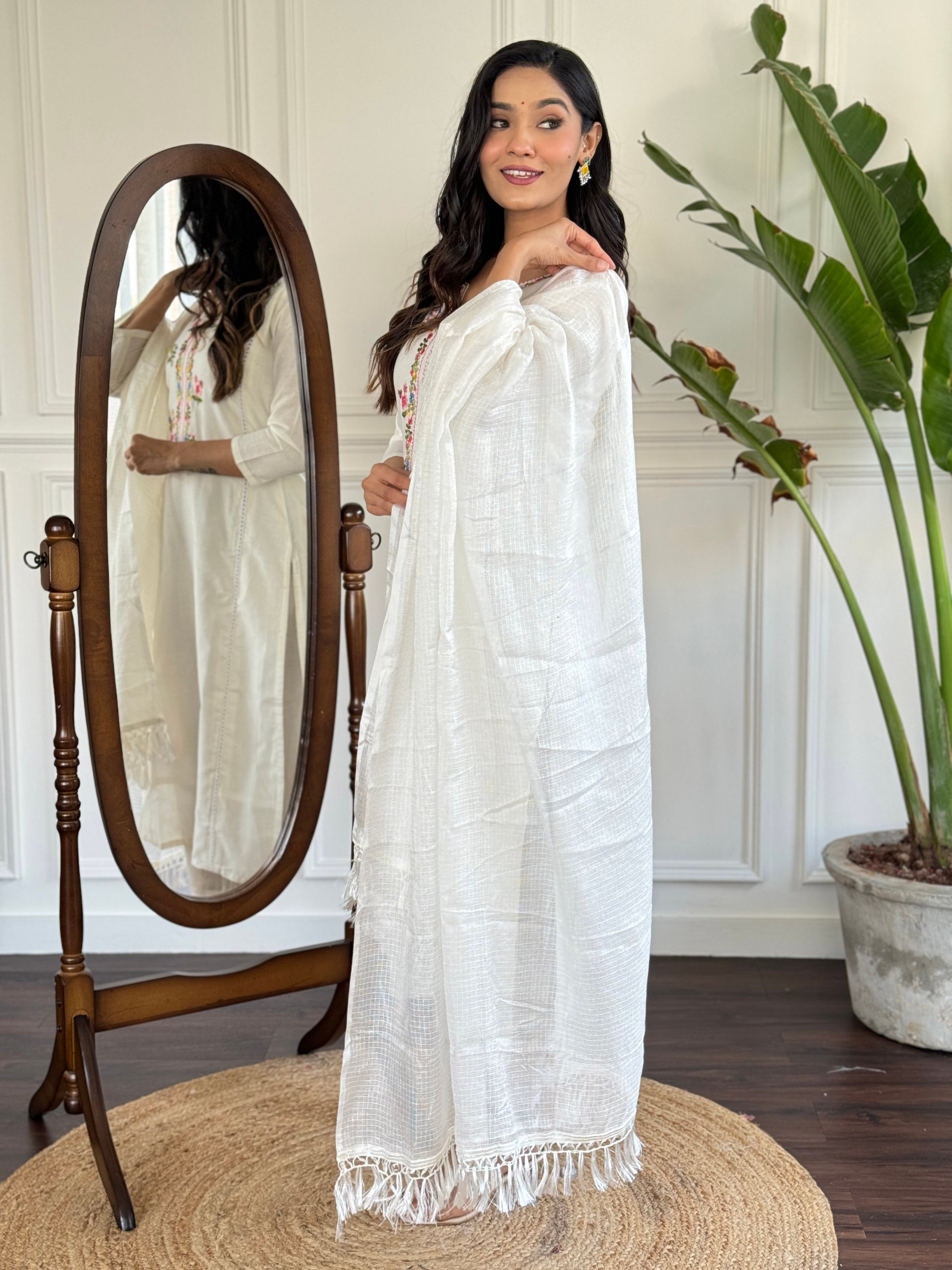 Make a stunning statement this Eid with this gorgeous white salwar kameez