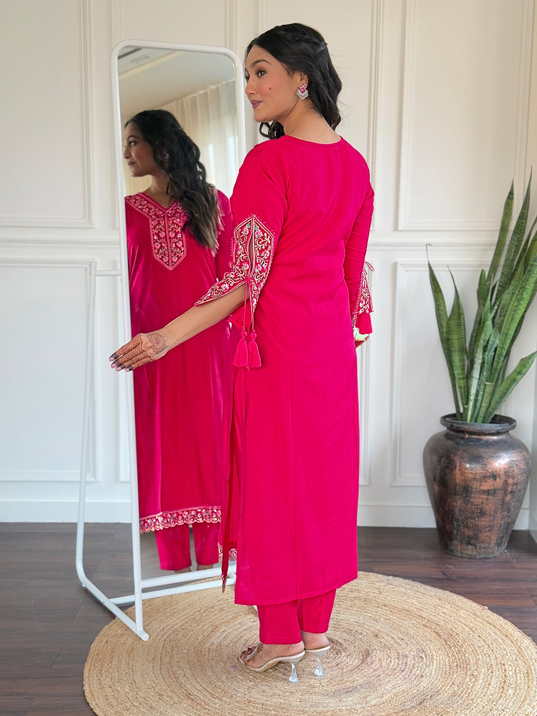 Drape yourself in sheer elegance this Eid with this mesmerizing pink salwar kameez