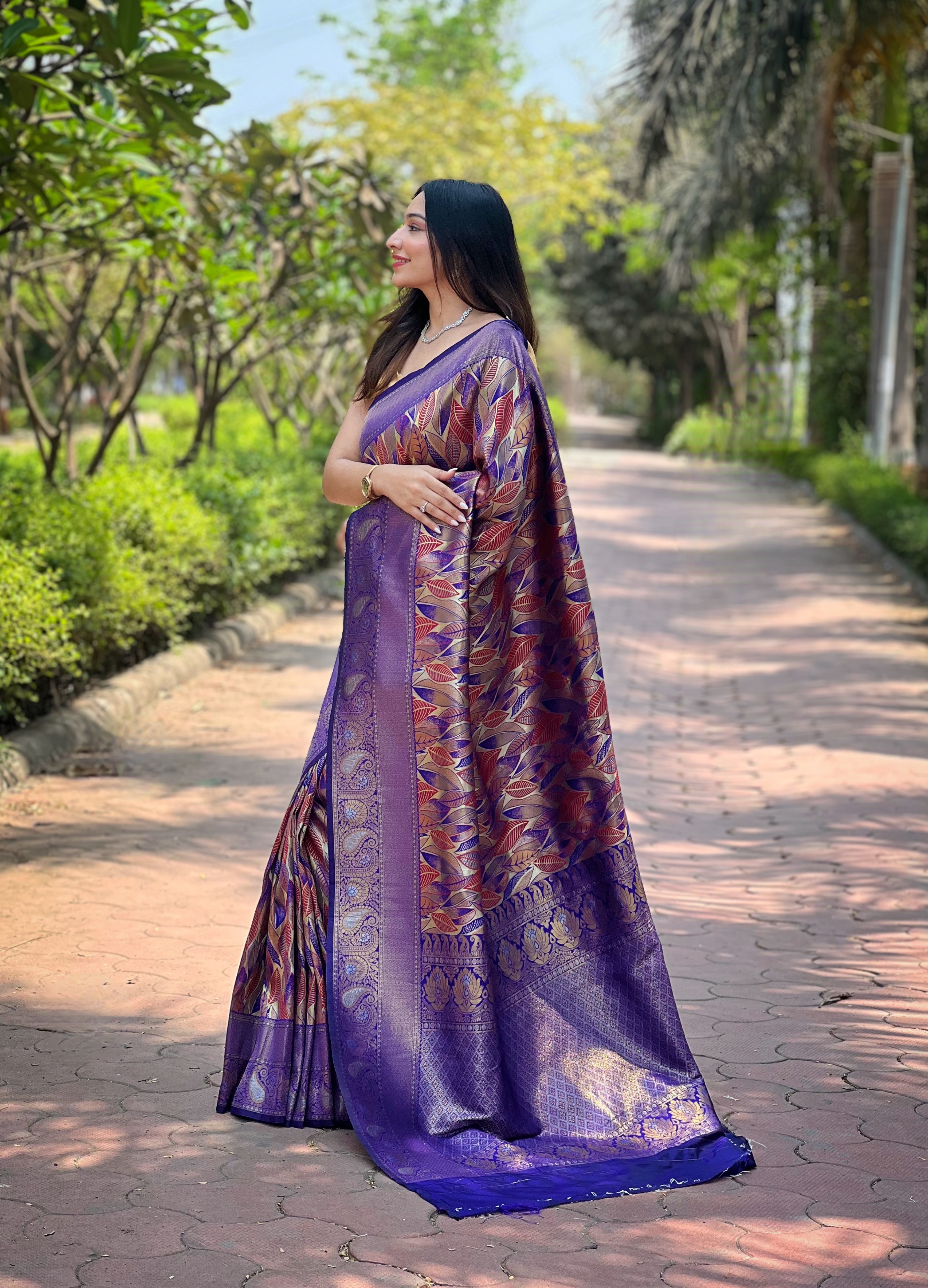 Step into the world of exquisite craftsmanship with our Navy Blue Kanchi Pattu Silk Saree