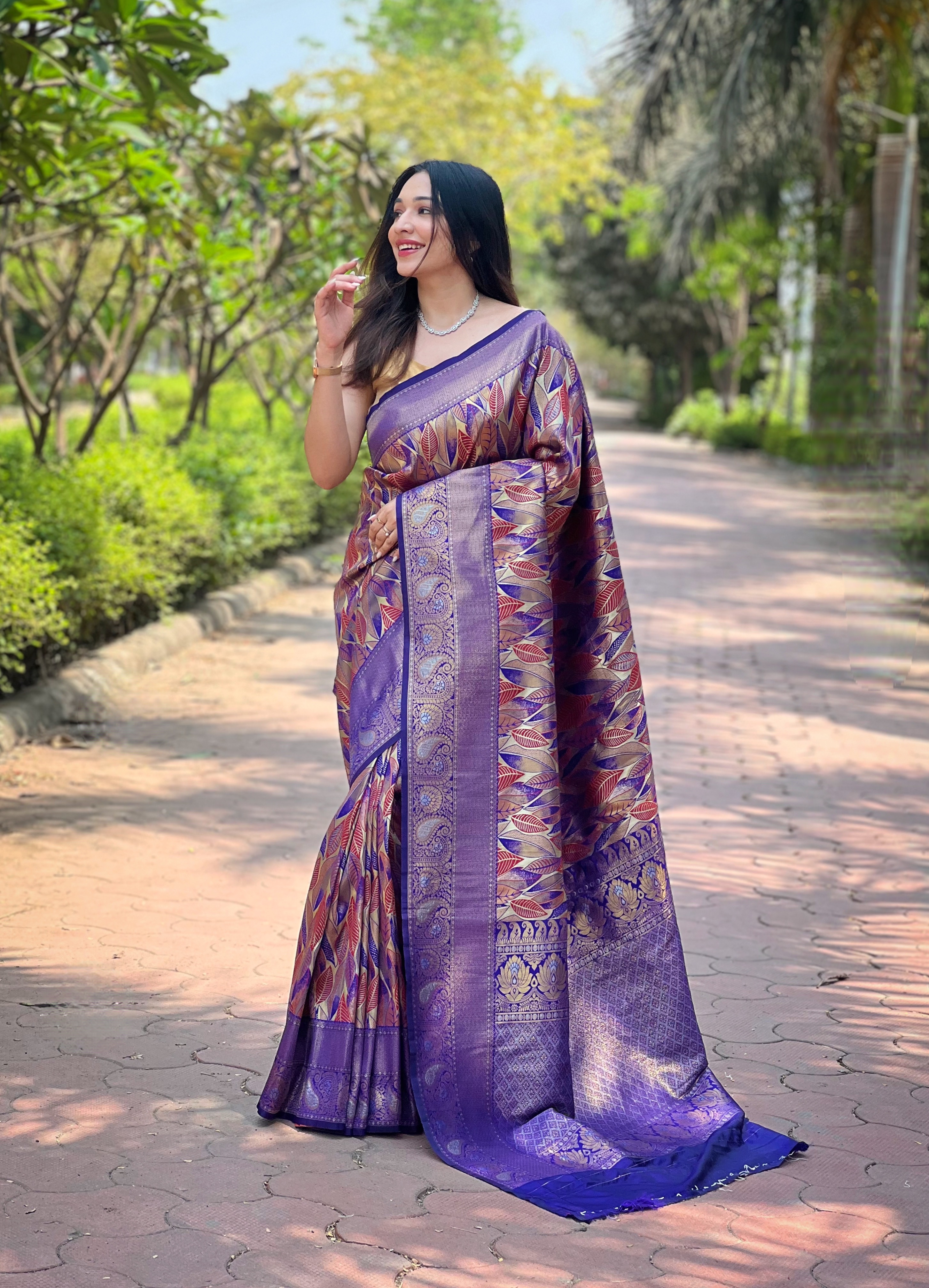 Step into the world of exquisite craftsmanship with our Navy Blue Kanchi Pattu Silk Saree