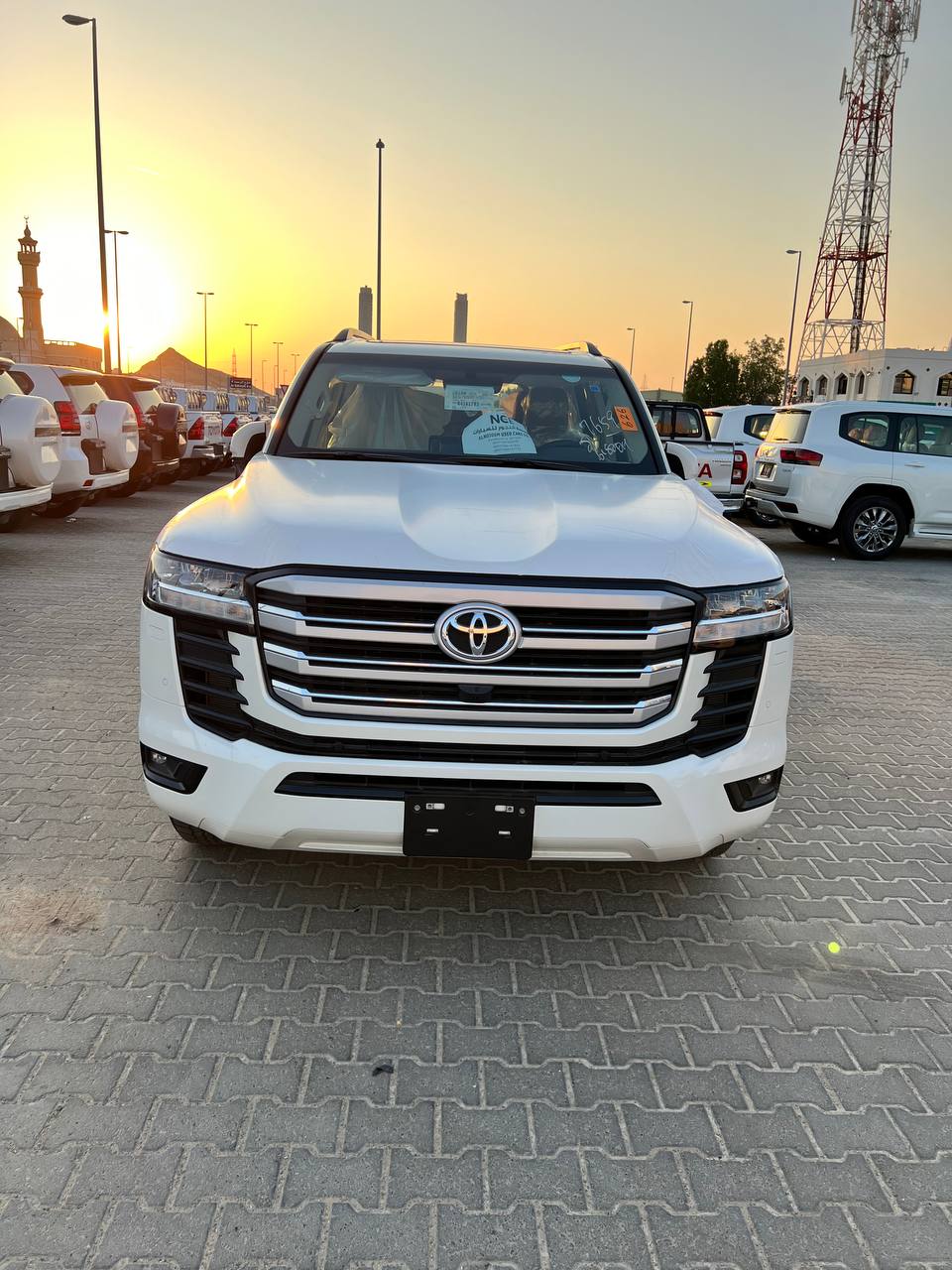    تويوتا لاندكروزر استيشن جنوط 18 إنش     GXR 3.5 لتر (KSA) 