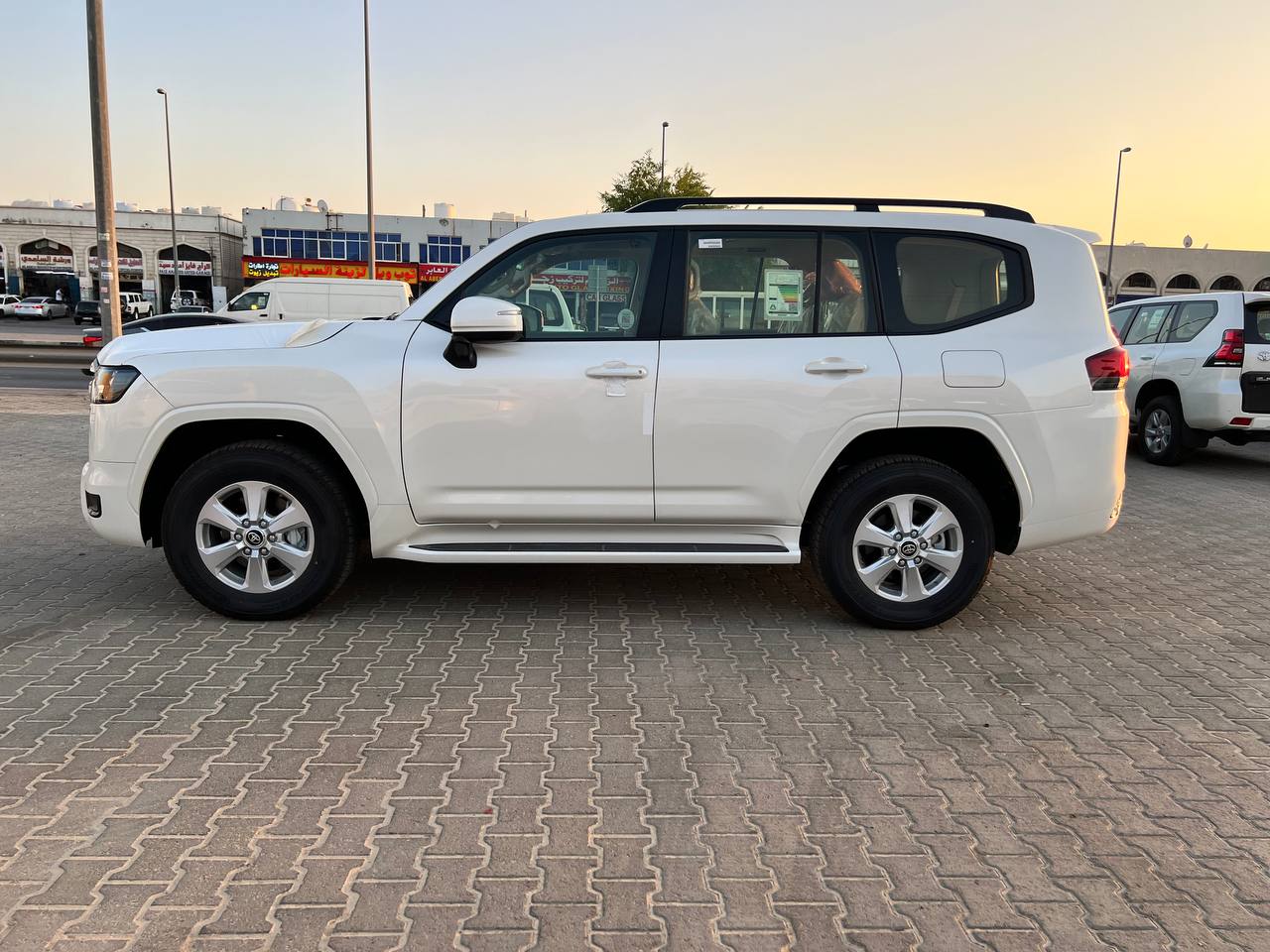    تويوتا لاندكروزر استيشن جنوط 18 إنش     GXR 3.5 لتر (KSA) 