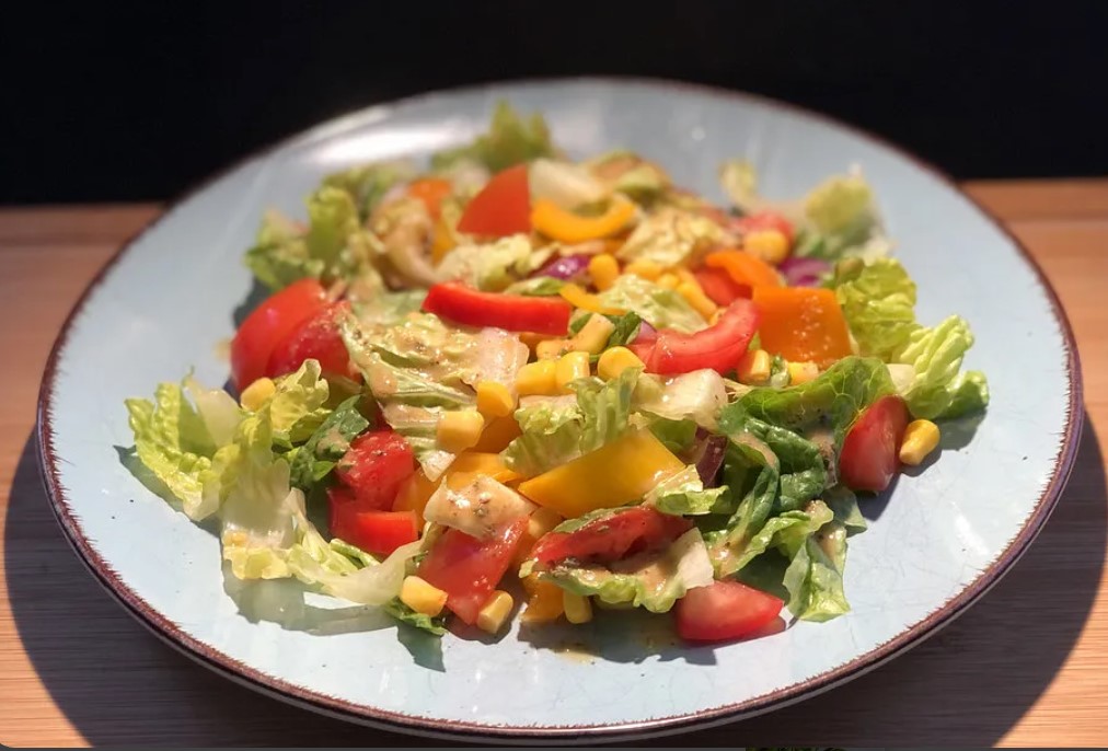 GEMISCHTER SALAT MIT VERSCHIEDENEM SALAT
