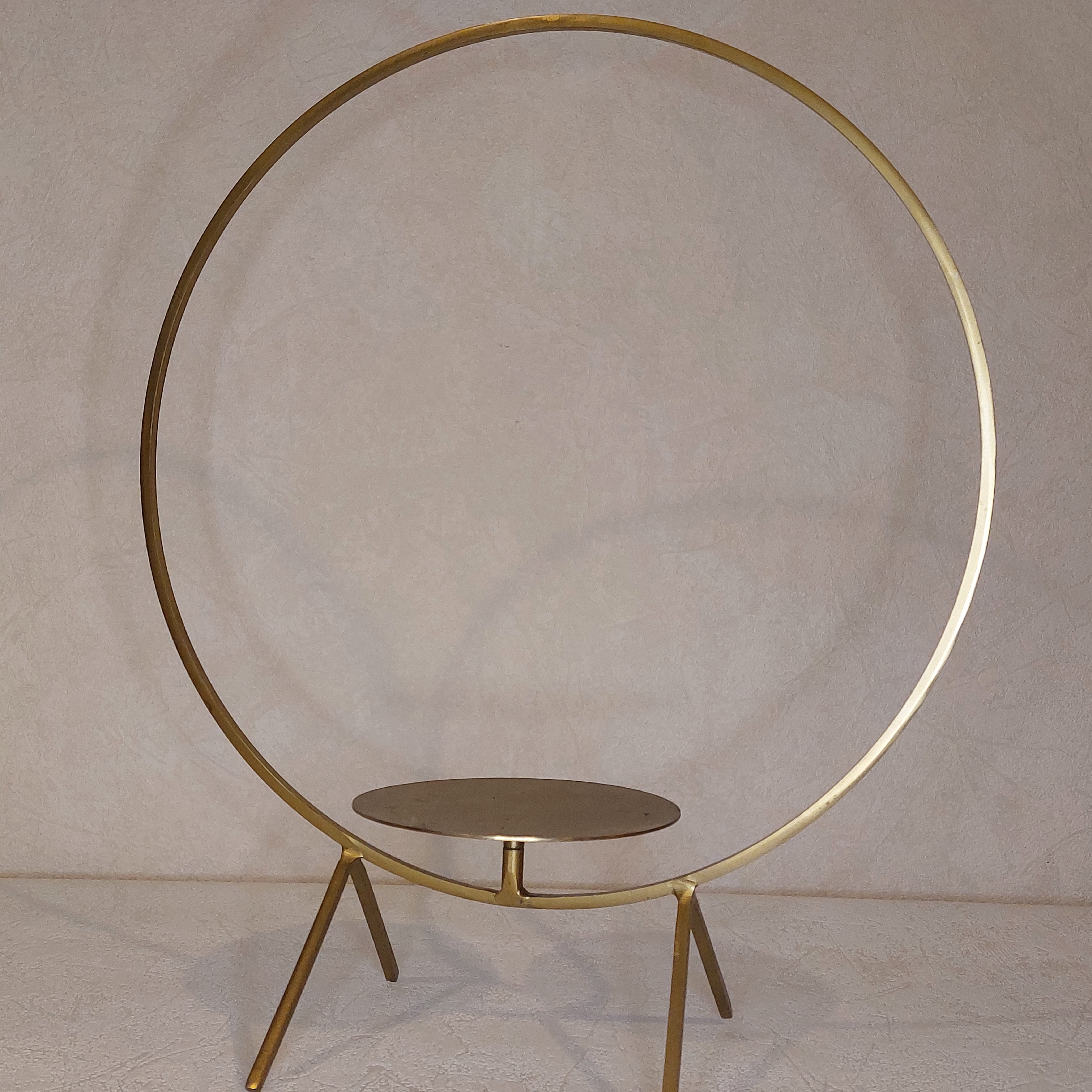 Auksinis metalinis stovas su žiedu