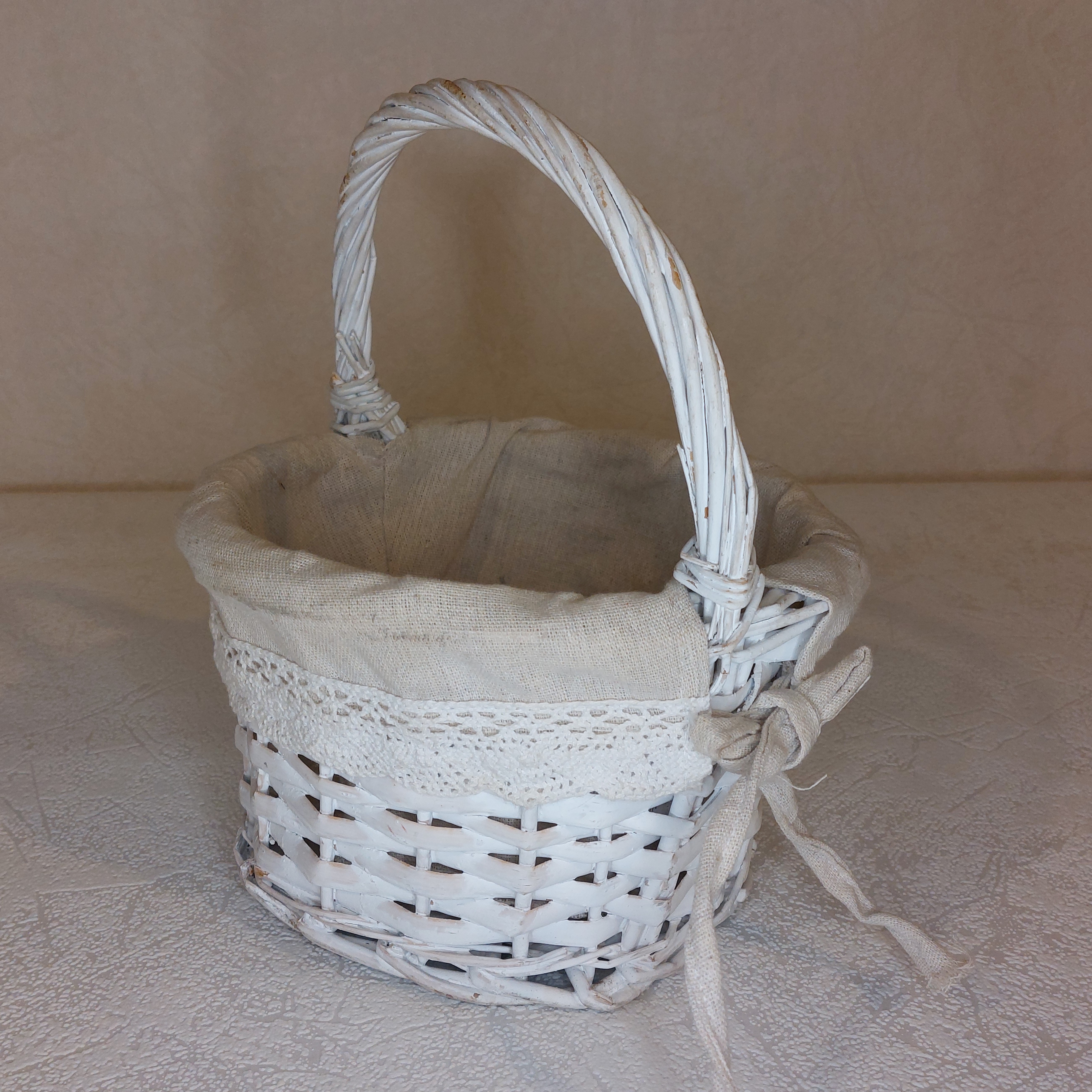 Baltas pintas krepšelis su medžiaga viduje