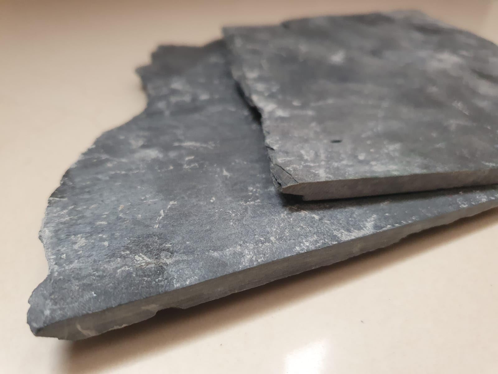 Aquascape Rock - FLAT Slate Rock Aquarium Rock, Aquarium Decoration, Reef Tank Setup, Terrariums, Black rock etc. 1kg (3 to 4 Pieces)