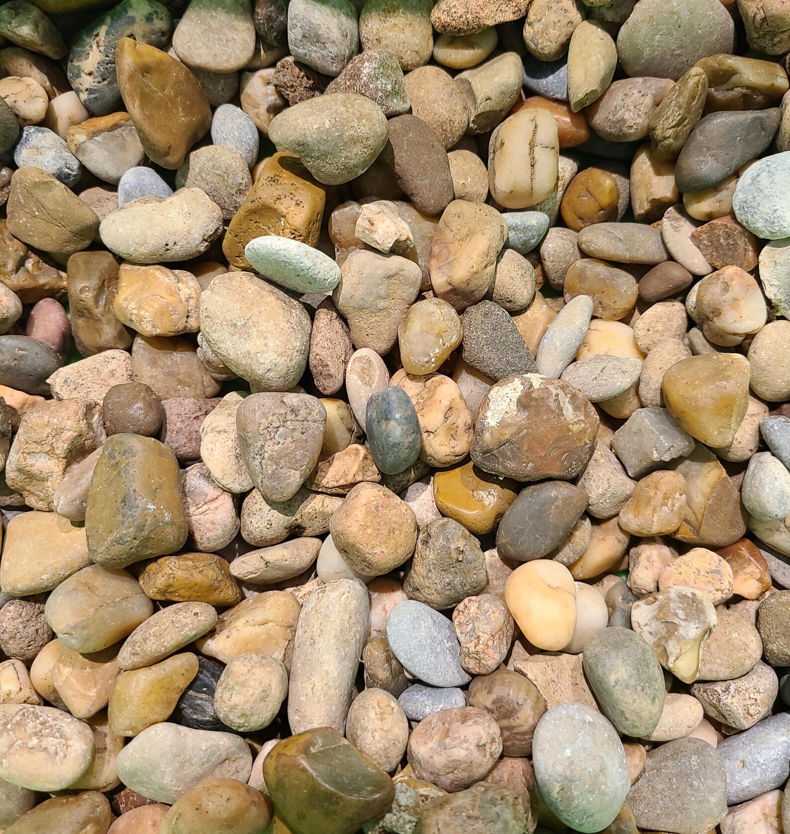 Natural Unpolished Small River Rocks Pebbles for Aquariums Plants Fairy Gardens Jewelry Making 1 kg 30 mm to 90 mm mixed size