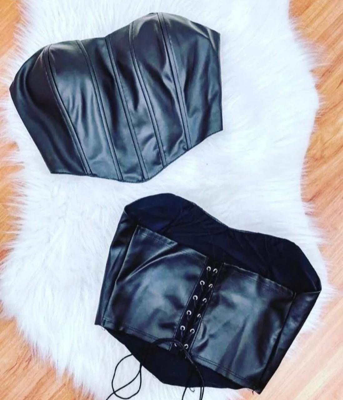 Corpete em couro sintético