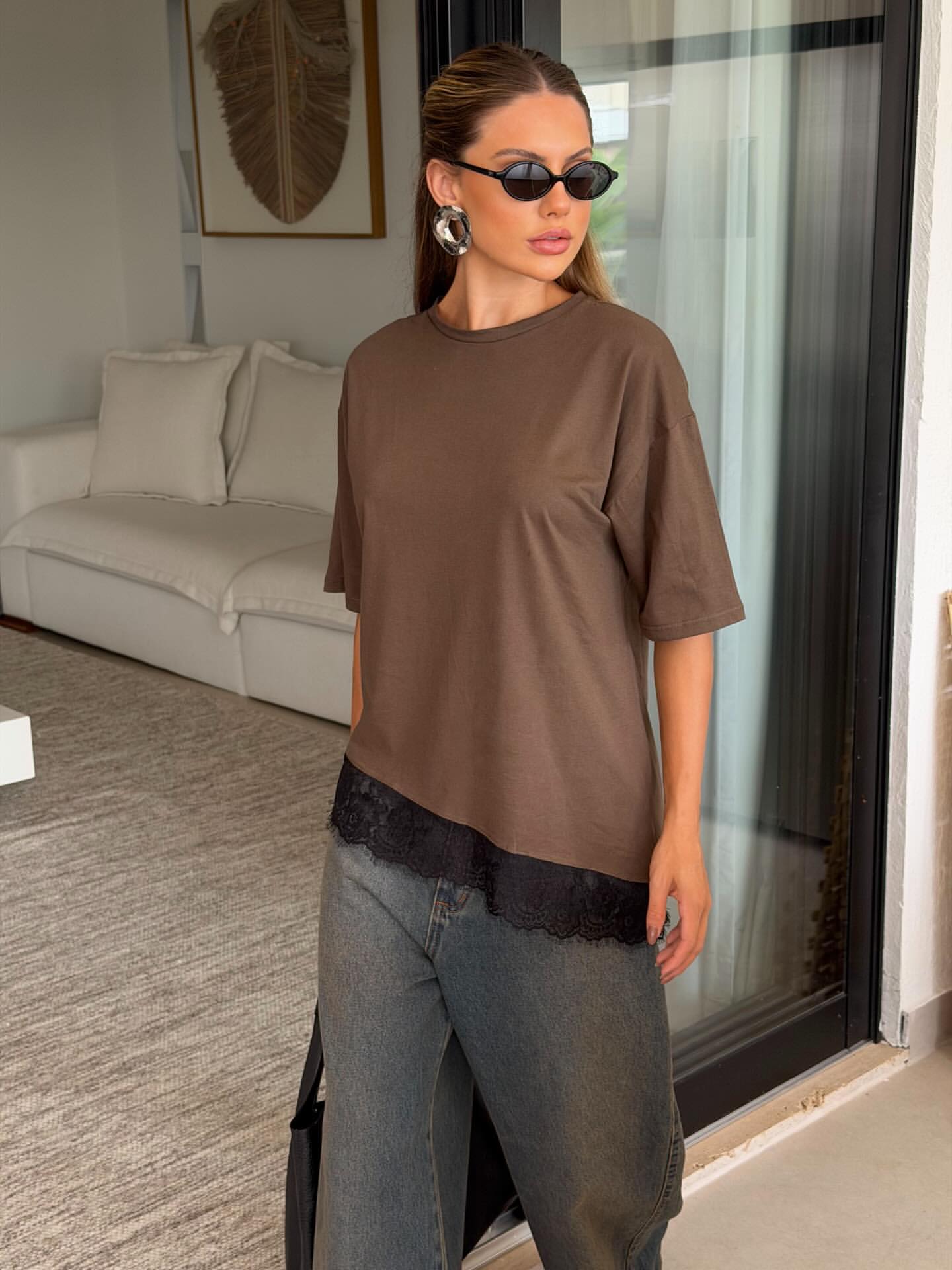 Camiseta Marrom com Renda