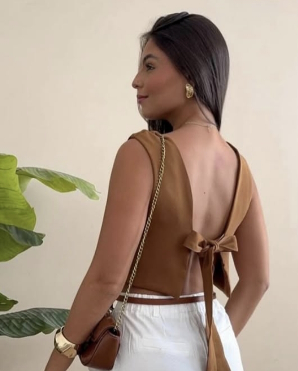 Blusa cropped bege feminina