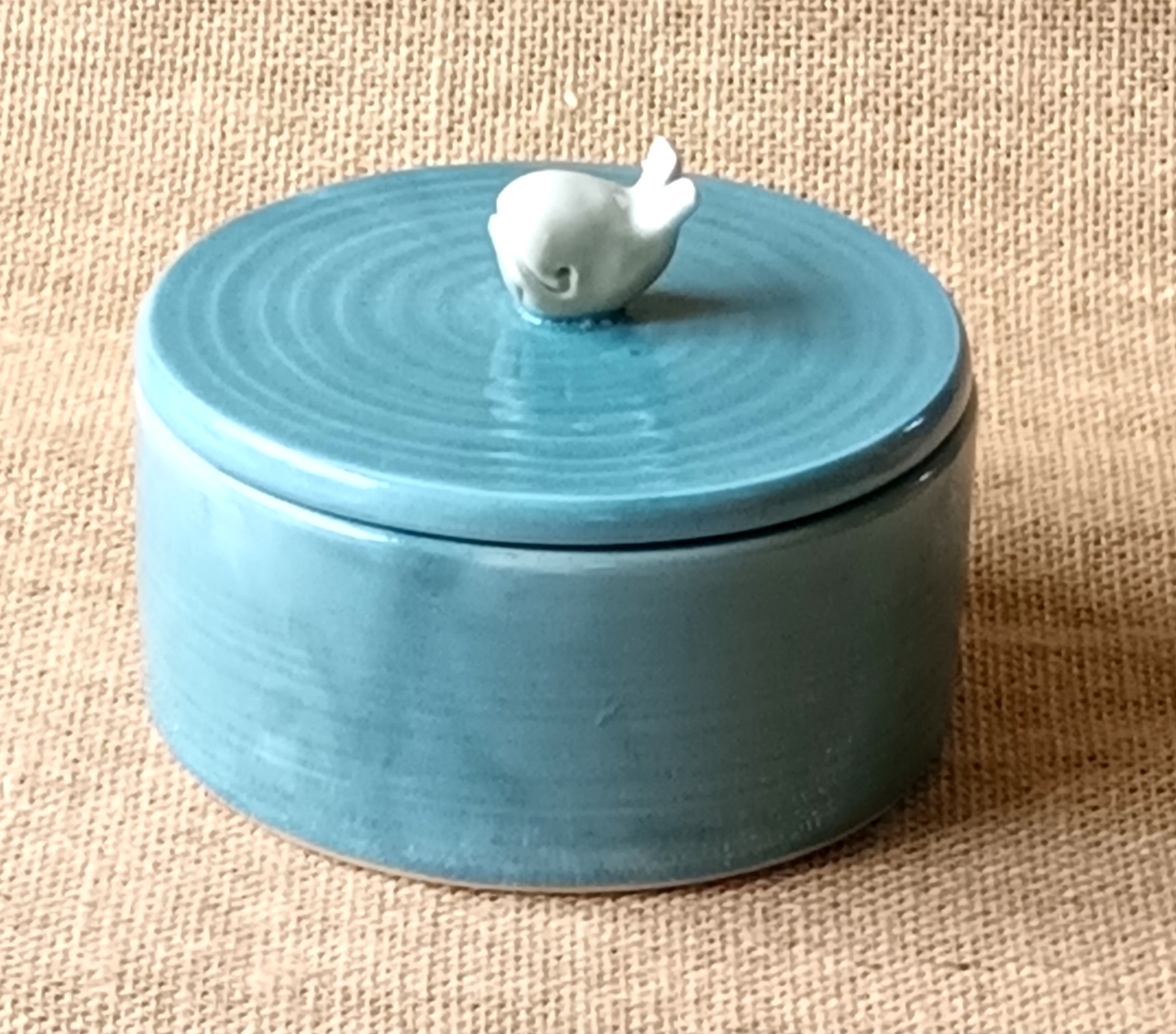 Boîte bleue à la baleine