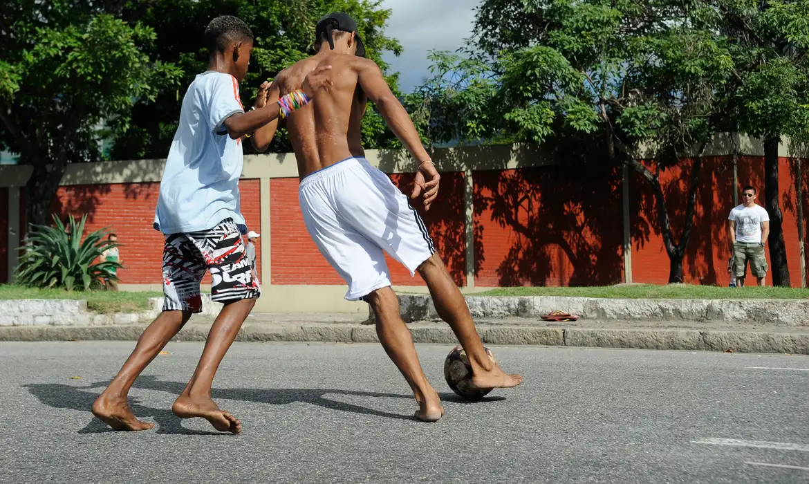 PARTIDA DE FUTEBOL NA FAVELA