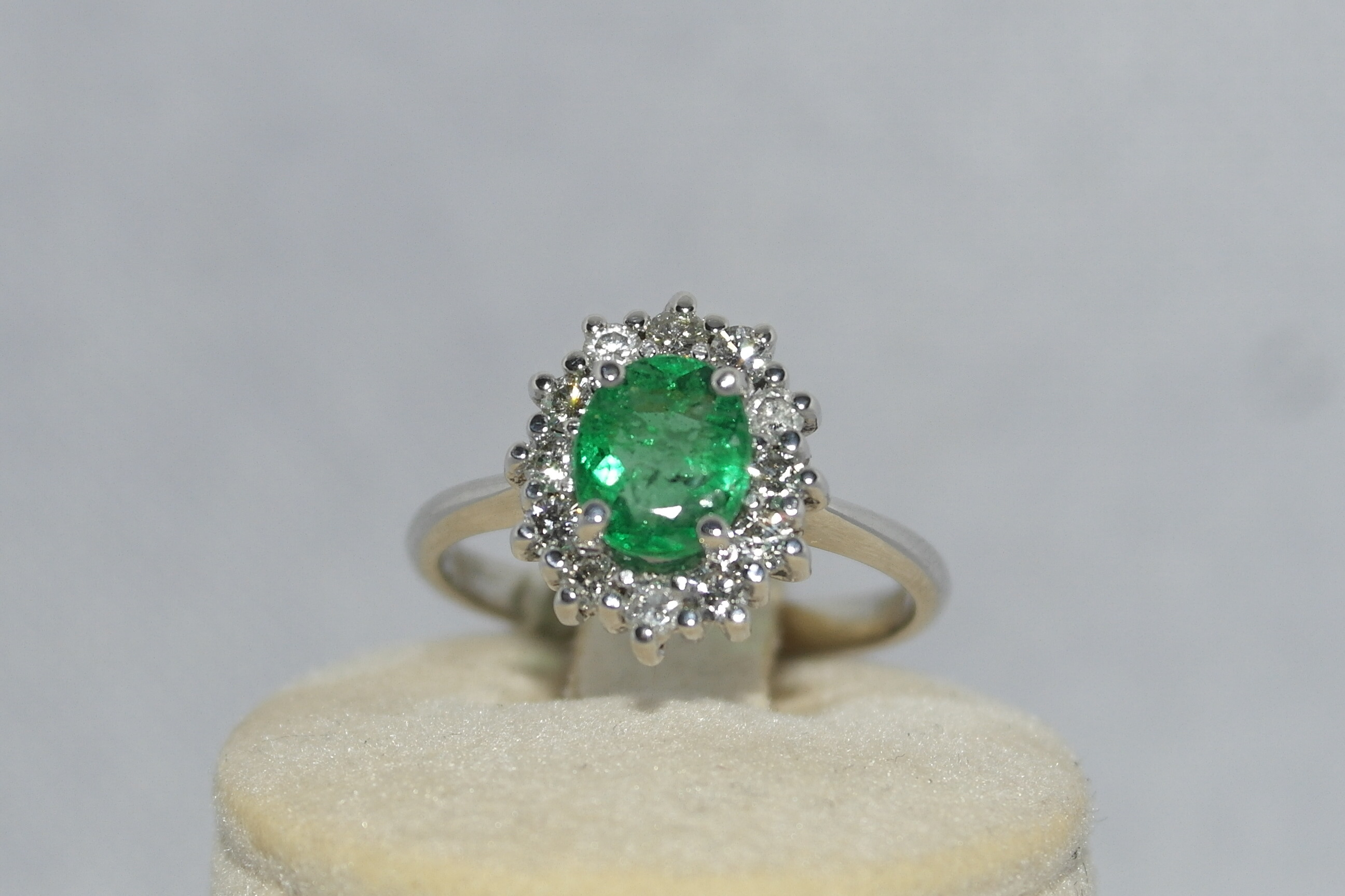 Anello in oro 18kt con smeraldo e diamanti