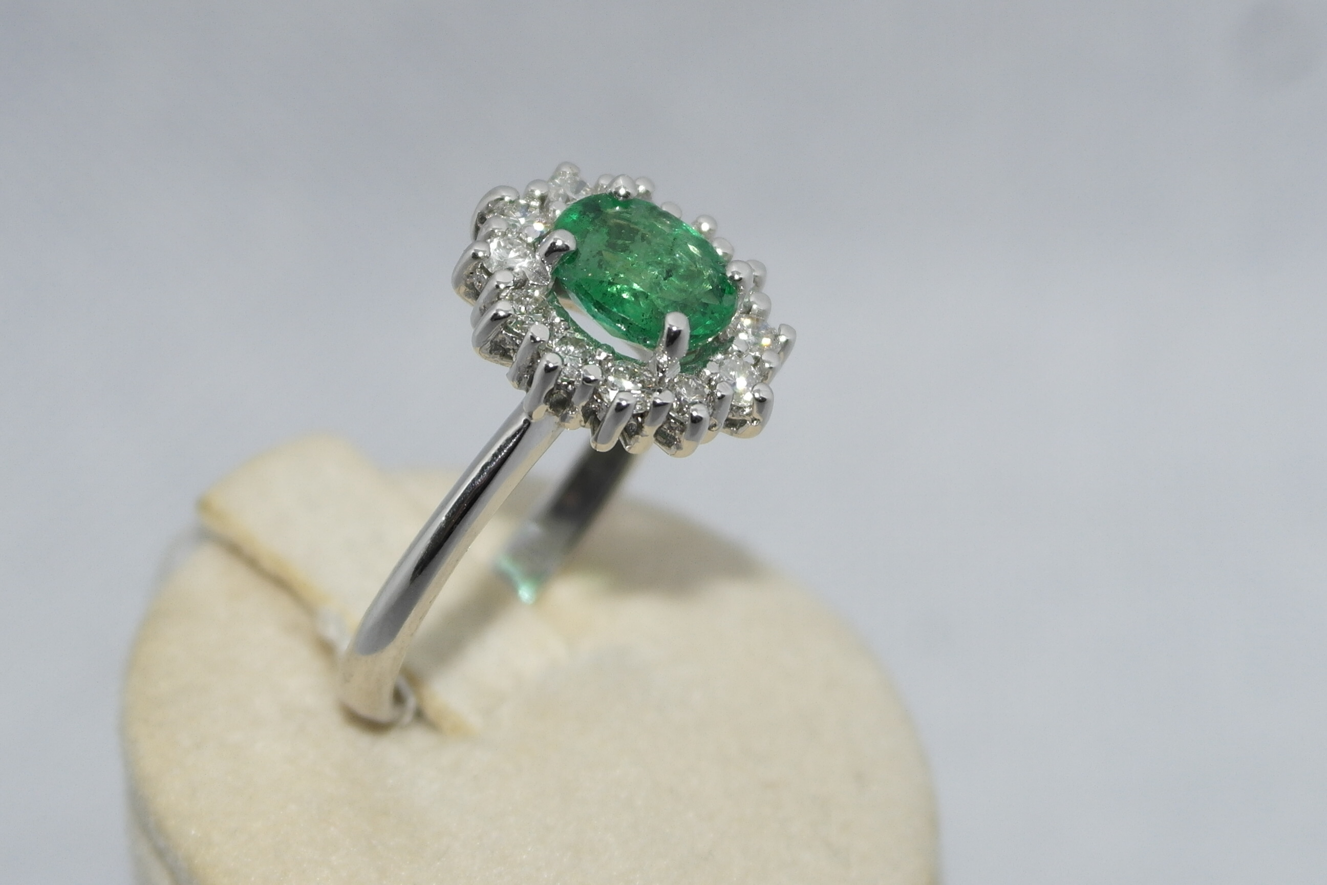 Anello in oro 18kt con smeraldo e diamanti